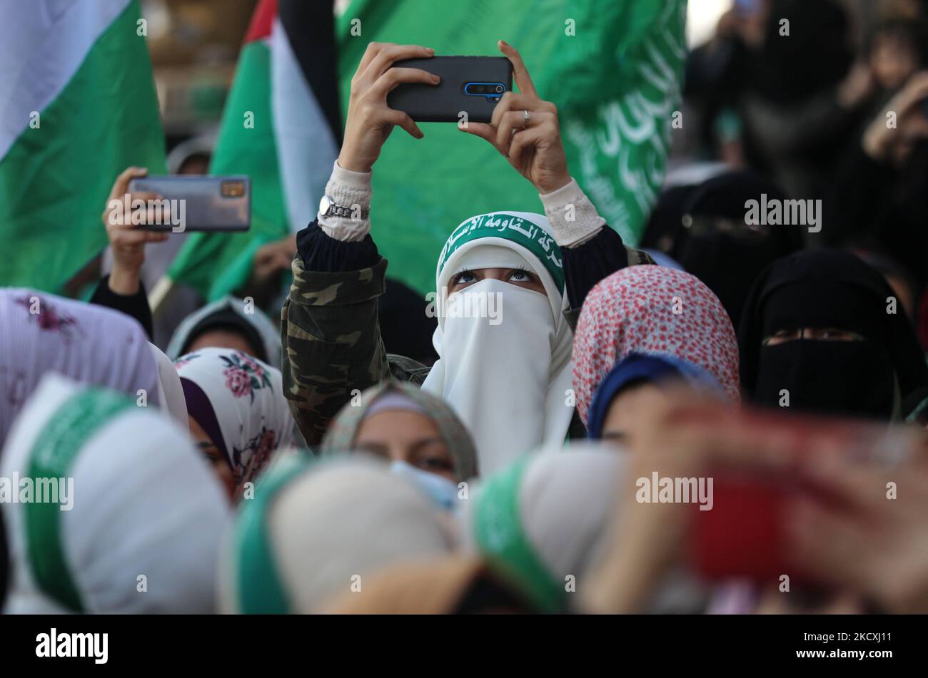 Les partisans palestiniens du Hamas assistent à un rassemblement organisé par le mouvement du Hamas pour célébrer le 34th anniversaire de sa fondation, dans le camp de réfugiés palestiniens de Jabalia, au nord de la bande de Gaza, le 10 décembre 2021. (Photo de Majdi Fathi/NurPhoto) Banque D'Images