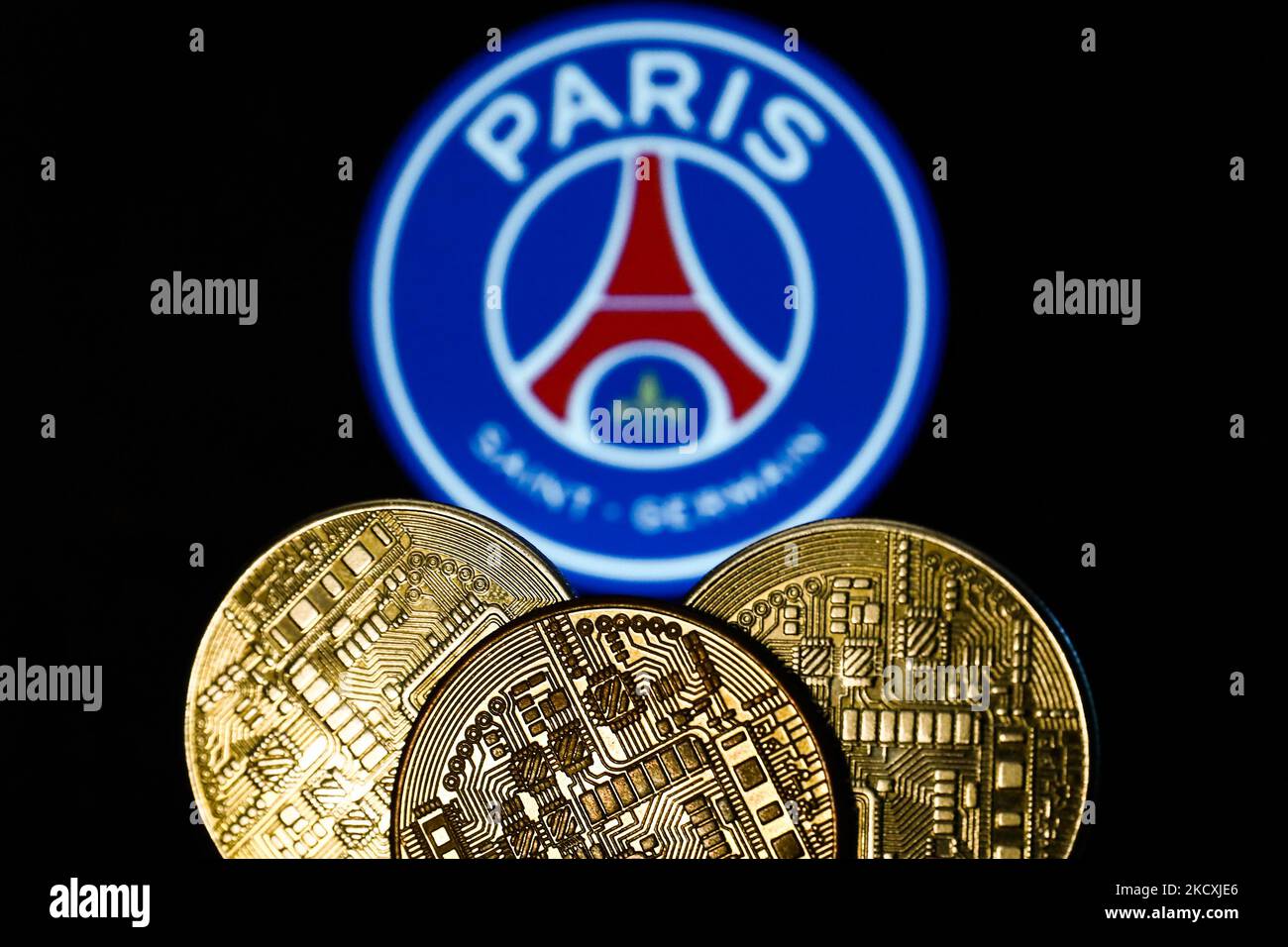 La représentation de la crypto-monnaie est visible avec le logo du club de football Paris Saint-Germain affiché en arrière-plan dans cette illustration prise à Cracovie, en Pologne, sur 10 décembre 2021. (Photo de Jakub Porzycki/NurPhoto) Banque D'Images