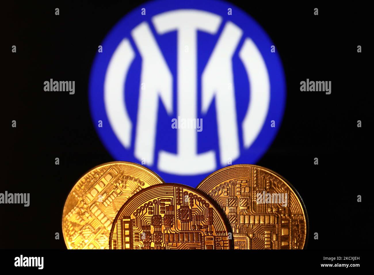 La représentation de la crypto-monnaie est visible avec le logo du club de football Inter Milan affiché en arrière-plan dans cette illustration prise à Cracovie, Pologne sur 10 décembre 2021. (Photo de Jakub Porzycki/NurPhoto) Banque D'Images