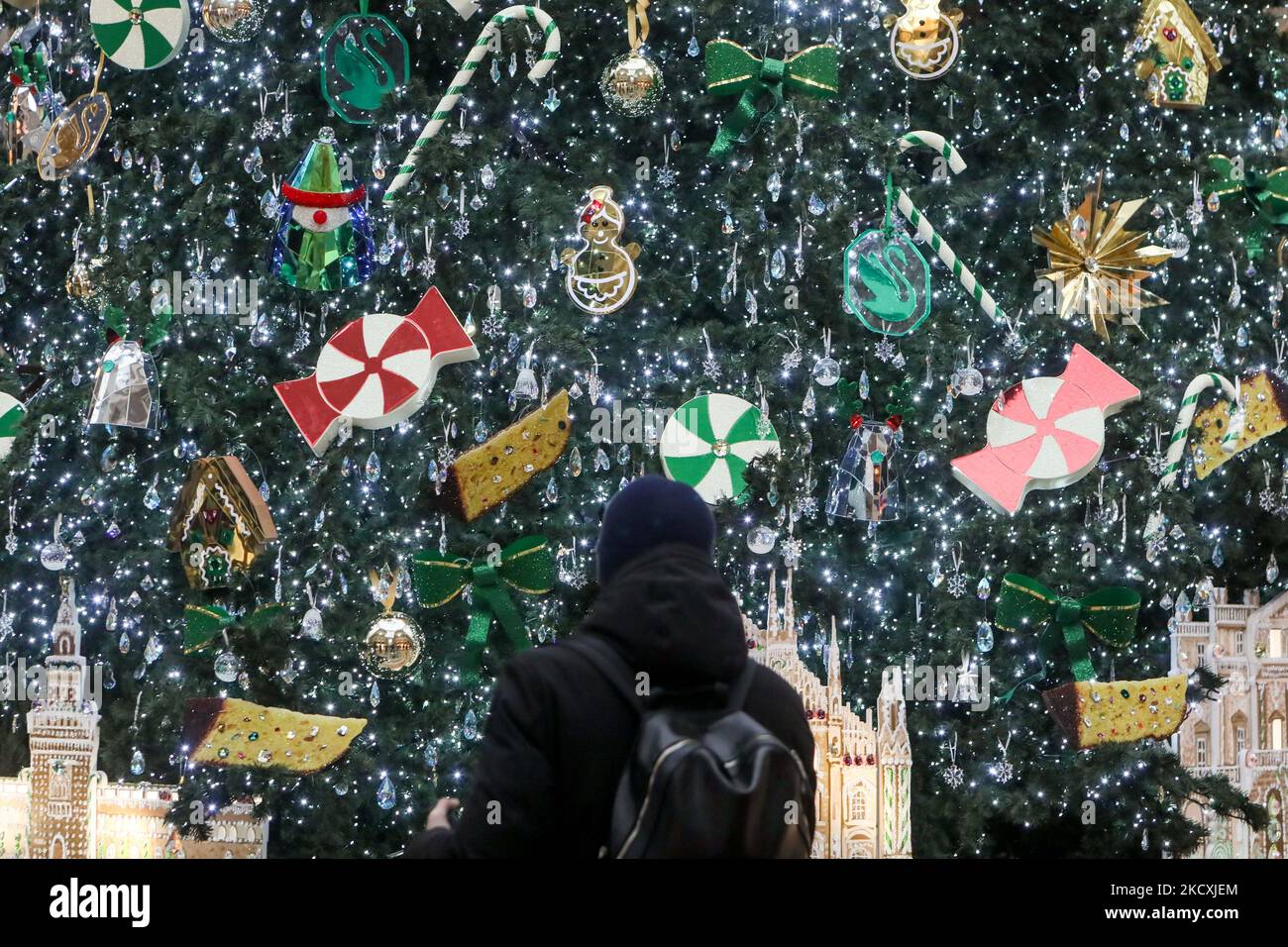 Ambiance de Noël à Milan, en Italie, sur 10 décembre 2021. L'arbre de Noël Swarovski annuel à la galerie Vittorio Emanuele (photo de Mairo Cinquetti/NurPhoto) Banque D'Images