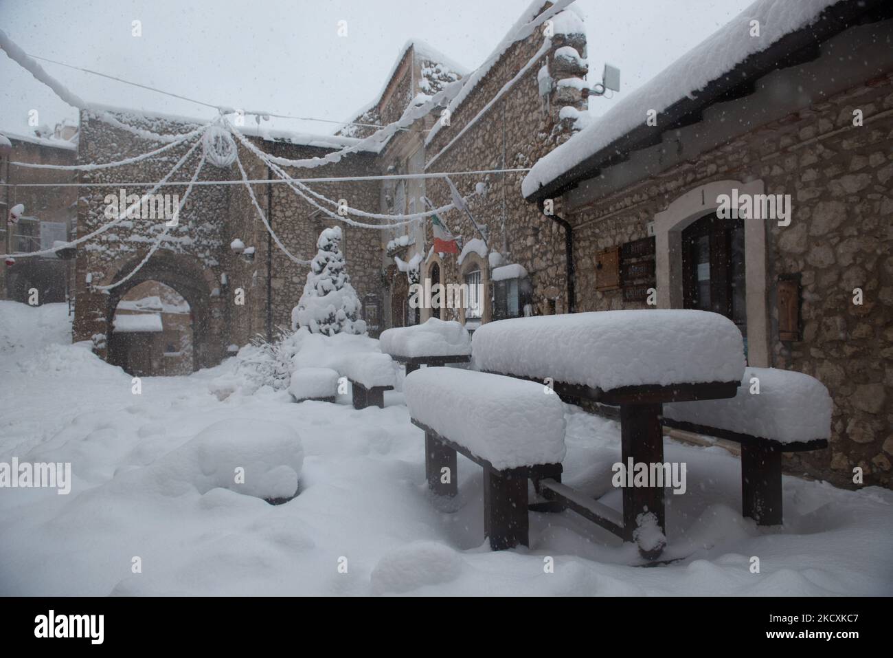 Une énorme chute de neige et tempête dans le village médiéval de Santo Stefano di Sessanio, l'Aquila (AQ), Italie, sur 11 décembre 2021. L'Italie est impliquée dans une énorme vague de mauvais temps avec des précipitations, de la neige et des températures glaciales. (Photo par Lorenzo Di Cola/NurPhoto) Banque D'Images