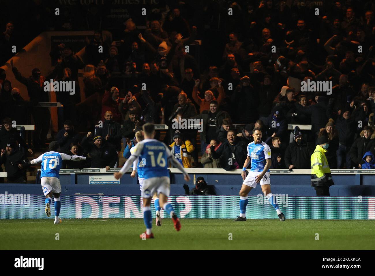 Jonson Clarke-Harris, de Peterborough United (à droite), célèbre avec ses coéquipiers après avoir marquant son deuxième but pour le faire 2-1 lors du match du championnat Sky Bet entre Peterborough United et Millwall à London Road, Peterborough, le samedi 11th décembre 2021. (Photo de James HolyOak/MI News/NurPhoto) Banque D'Images