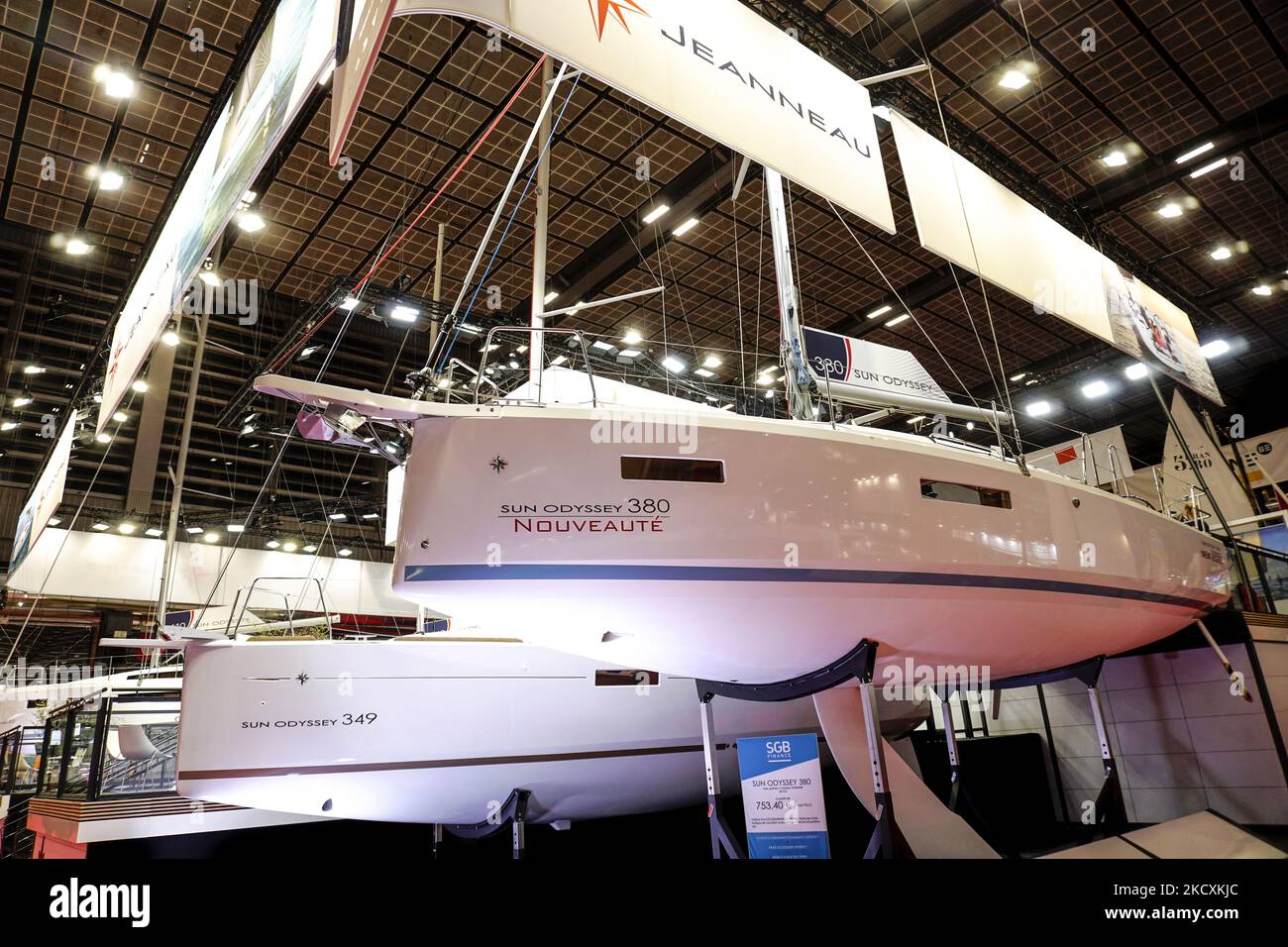 Jeanneau, marque française, montre le nouveau voilier << Sun Odyssey 380 >> au festival nautique de Paris - 09 décembre 2021 (photo de Daniel Pier/NurPhoto) Banque D'Images