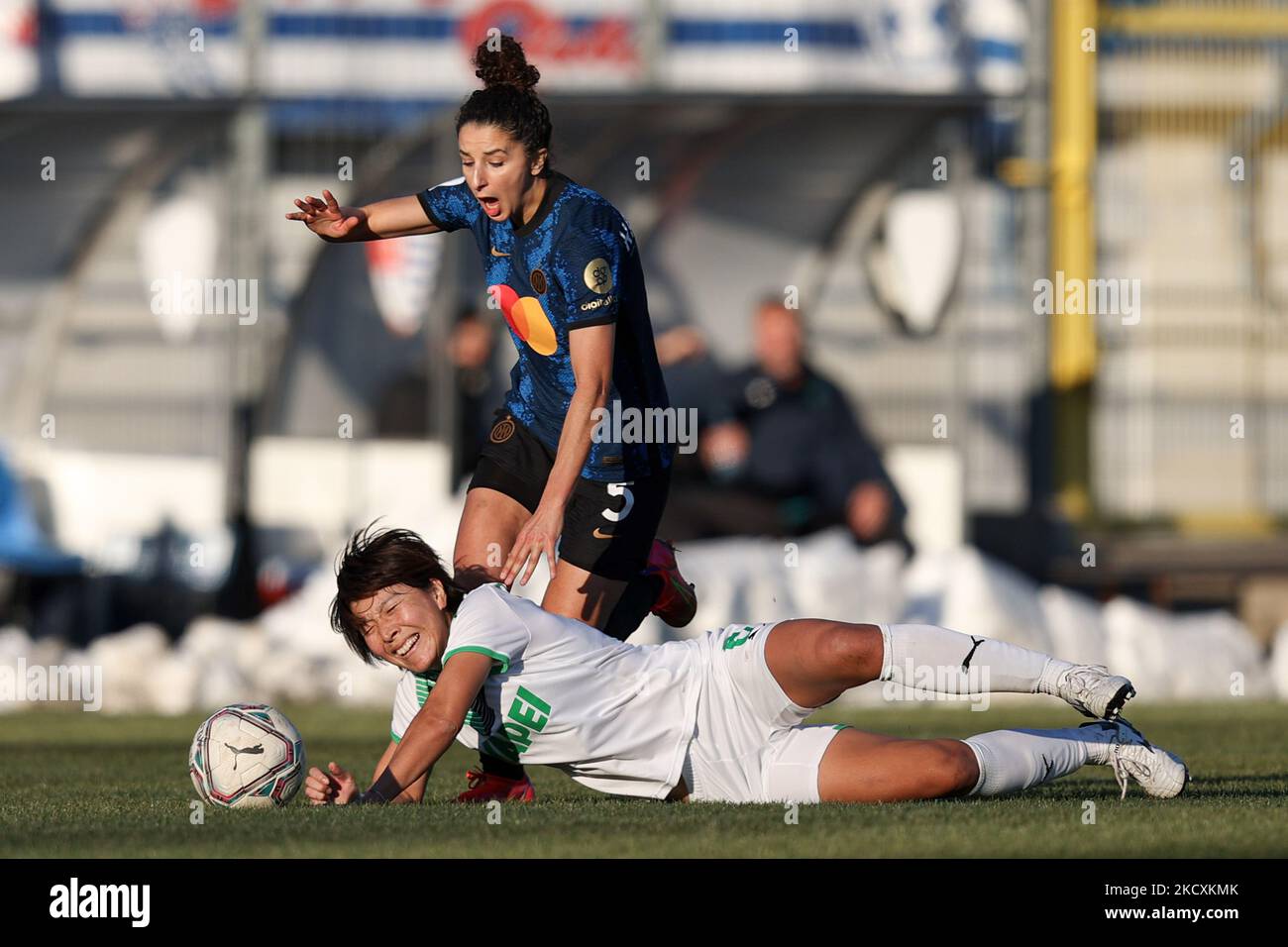 Mana Mihashi (États-Unis Sassuolo) est contesté par Ghoutia Karsouni (FC Internazionale) pendant le match de football italien série A Women Match Inter - FC Internazionale vs US Sassuolo sur 11 décembre 2021 au Suning Center de Milan, Italie (photo de Francesco Scaccianoce/LiveMedia/NurPhoto) Banque D'Images