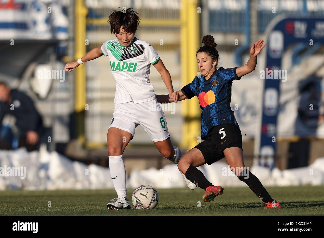 Mana Mihashi (États-Unis Sassuolo) est contesté par Ghoutia Karsouni (FC Internazionale) pendant le match de football italien série A Women Match Inter - FC Internazionale vs US Sassuolo sur 11 décembre 2021 au Suning Center de Milan, Italie (photo de Francesco Scaccianoce/LiveMedia/NurPhoto) Banque D'Images