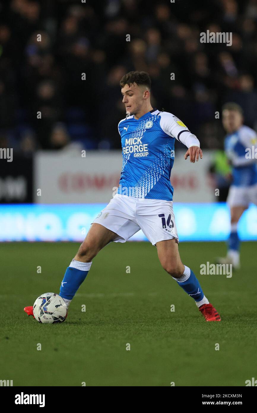 Harrison Burrows, de Peterborough, s'est Uni lors du match de championnat Sky Bet entre Peterborough United et Millwall, à London Road, Peterborough, le samedi 11th décembre 2021. (Photo de James HolyOak/MI News/NurPhoto) Banque D'Images