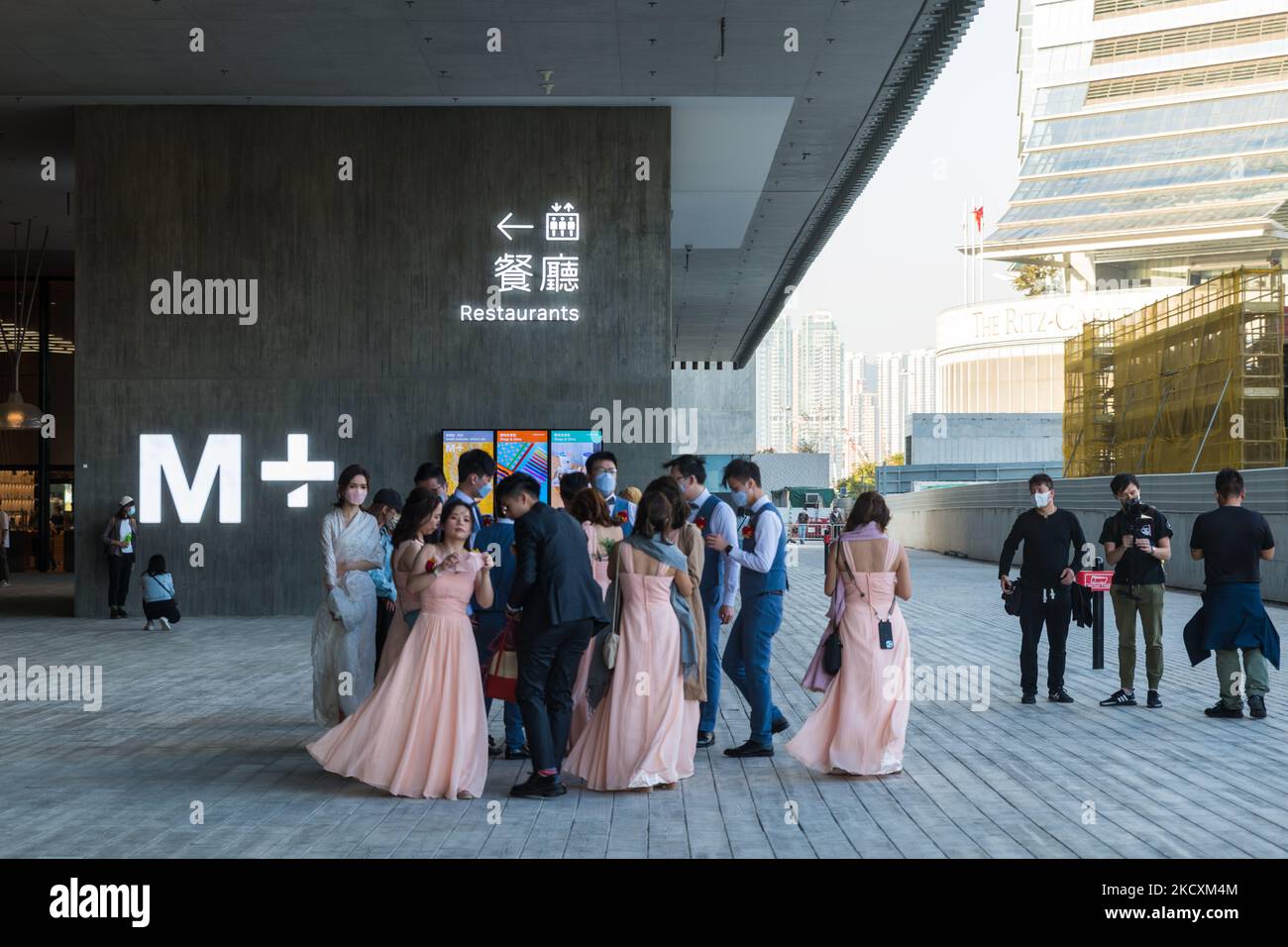 Hong Kong, Chine, 11 décembre 2021, Une fête de mariage est vue en terminant un photoshoot près du musée M+. (Photo de Marc Fernandes/NurPhoto) Banque D'Images