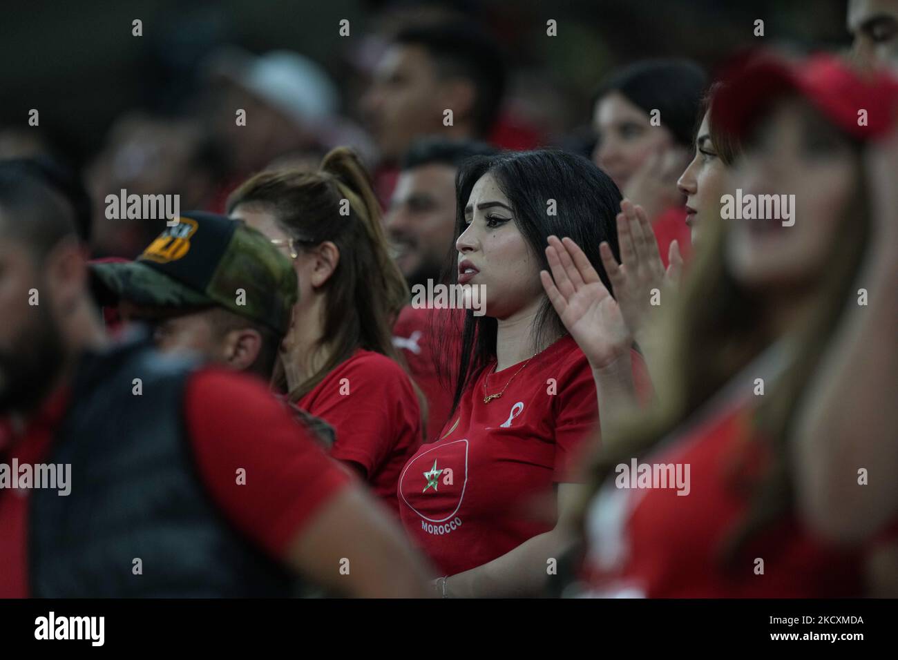 Tristesse des fans l'équipe du Maroc pendant la coupe arabe de la FIFA Qatar 2021 quart de finale entre le Maroc et l'Algérie au stade Al Thumana sur 11 décembre 2021 à Doha, Qatar. (Photo par Ayman Aref/NurPhoto) Banque D'Images