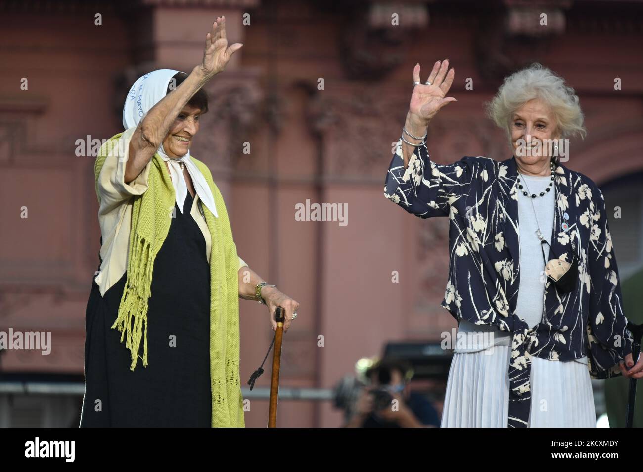 Les mères de Tati Almeida, membre de la Plaza de Mayo, à gauche, et la présidente d'Estela de Carlotto des grands-mères de la Plaza de Mayo arrivent à un événement célébrant le 38th anniversaire du retour de la démocratie dans le pays à Buenos Aires, en Argentine. (Photo de Mario de Fina/NurPhoto) Banque D'Images