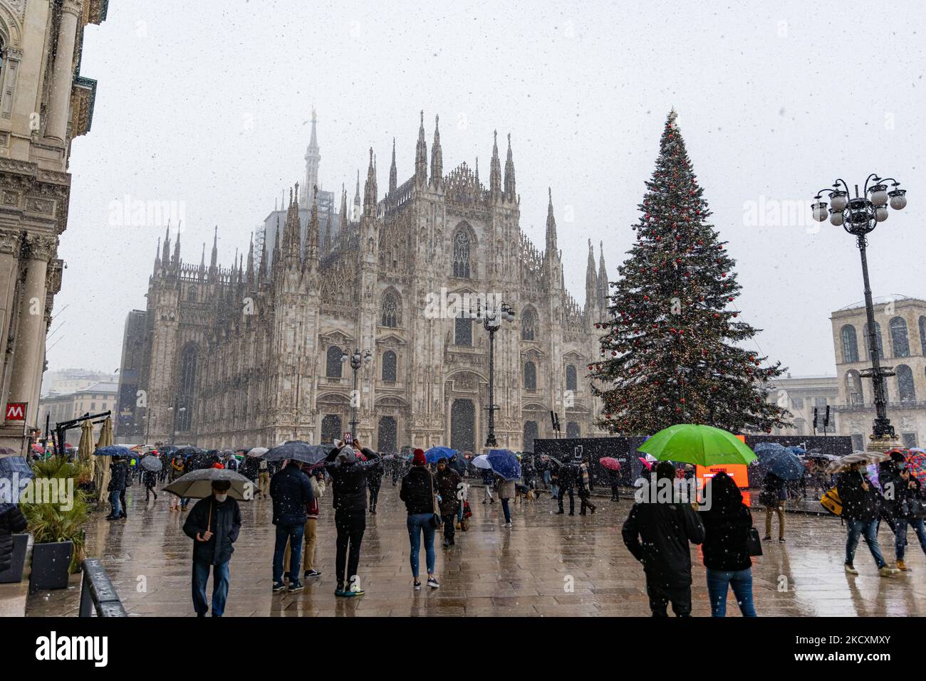 Une vue générale du centre-ville couvert de neige lors de la première chute de neige sur 08 décembre 2021 à Milan, Italie (photo d'Alessandro Bremec/NurPhoto) Banque D'Images