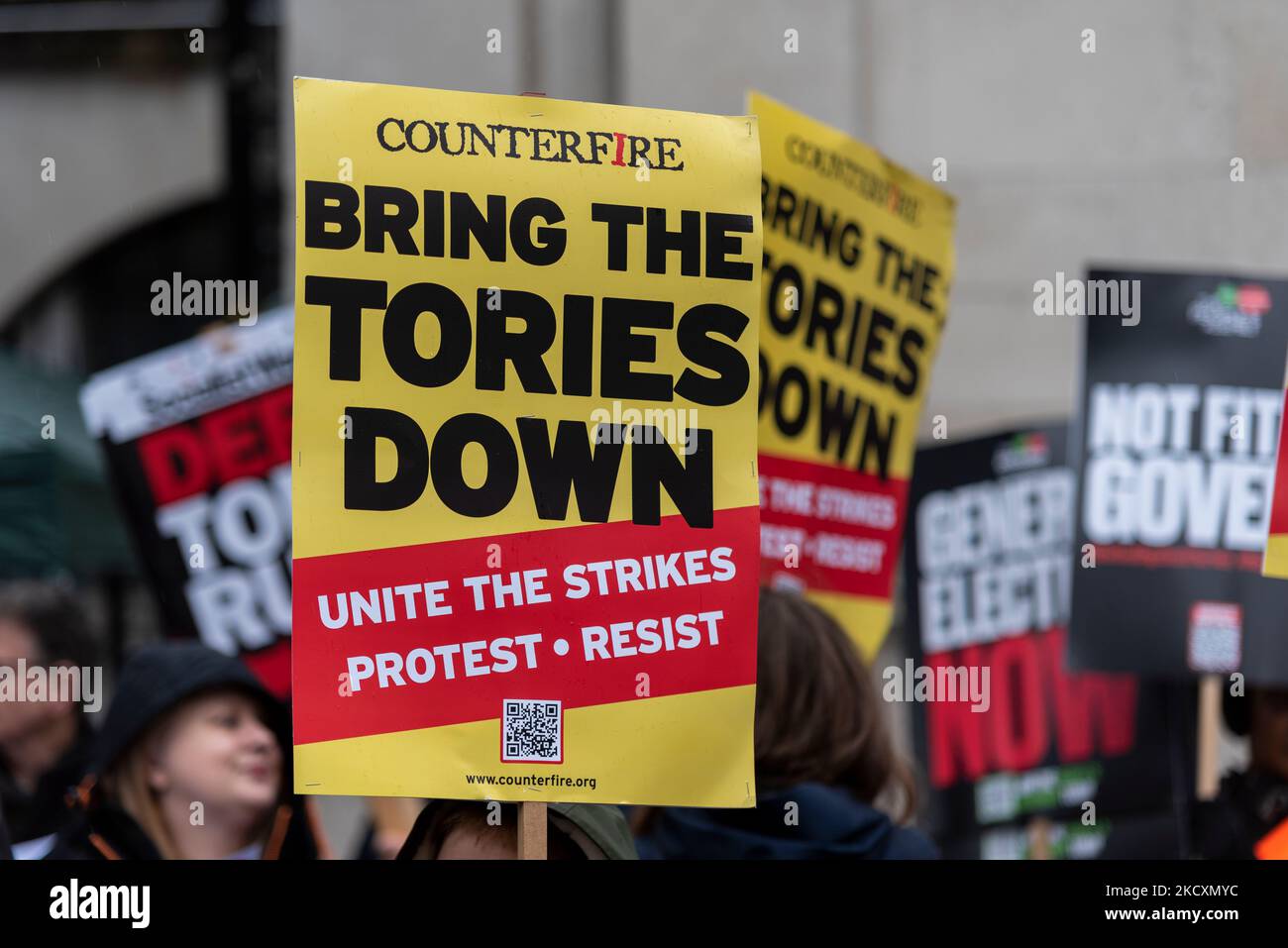 Westminster, Londres, Royaume-Uni. 5th novembre 2022. Des manifestants manifestent à Londres pour demander la tenue d'élections générales au Royaume-Uni à la suite du changement répété de direction du parti conservateur et donc des premiers ministres. Ils considèrent le premier ministre comme non élu. Parmi les autres thèmes abordés figurent la crise du coût de la vie, l'immigration, les bas salaires, la pauvreté énergétique et la nationalisation. Placez l'étiquette des accessoires Banque D'Images