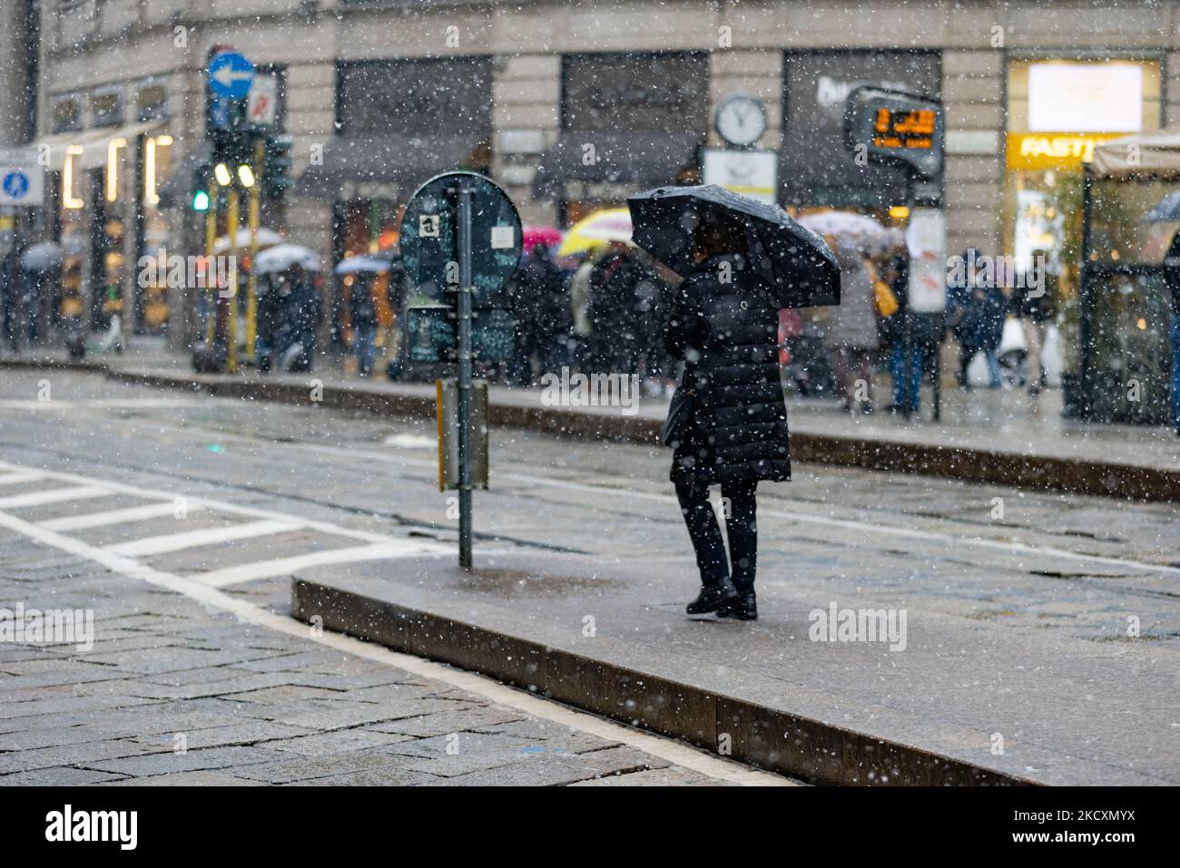 Une vue générale du centre-ville couvert de neige lors de la première chute de neige sur 08 décembre 2021 à Milan, Italie (photo d'Alessandro Bremec/NurPhoto) Banque D'Images