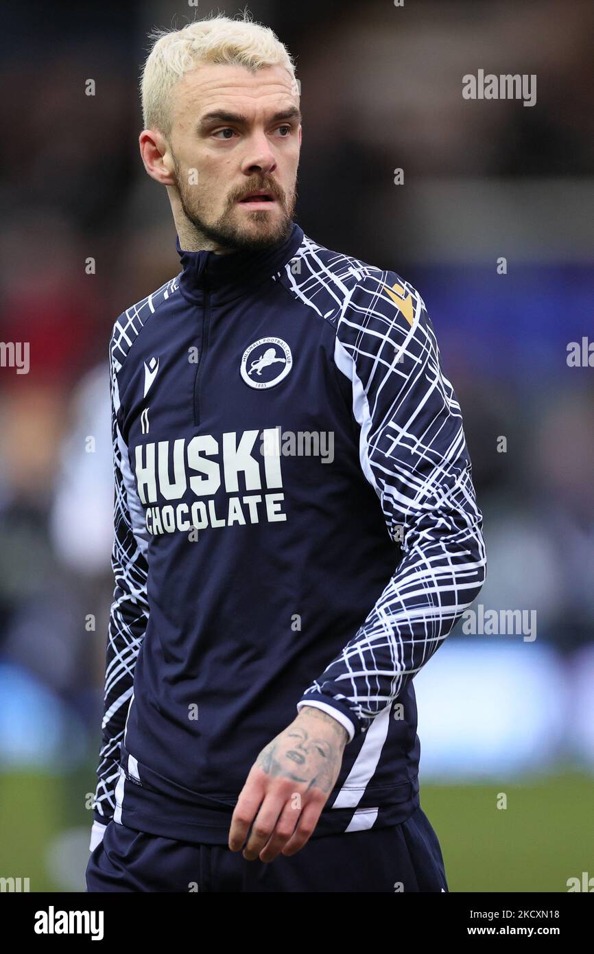 Scott Malone, de Millwall, se réchauffe avant le match du championnat Sky Bet entre Peterborough United et Millwall à London Road, Peterborough, le samedi 11th décembre 2021. (Photo de James HolyOak/MI News/NurPhoto) Banque D'Images