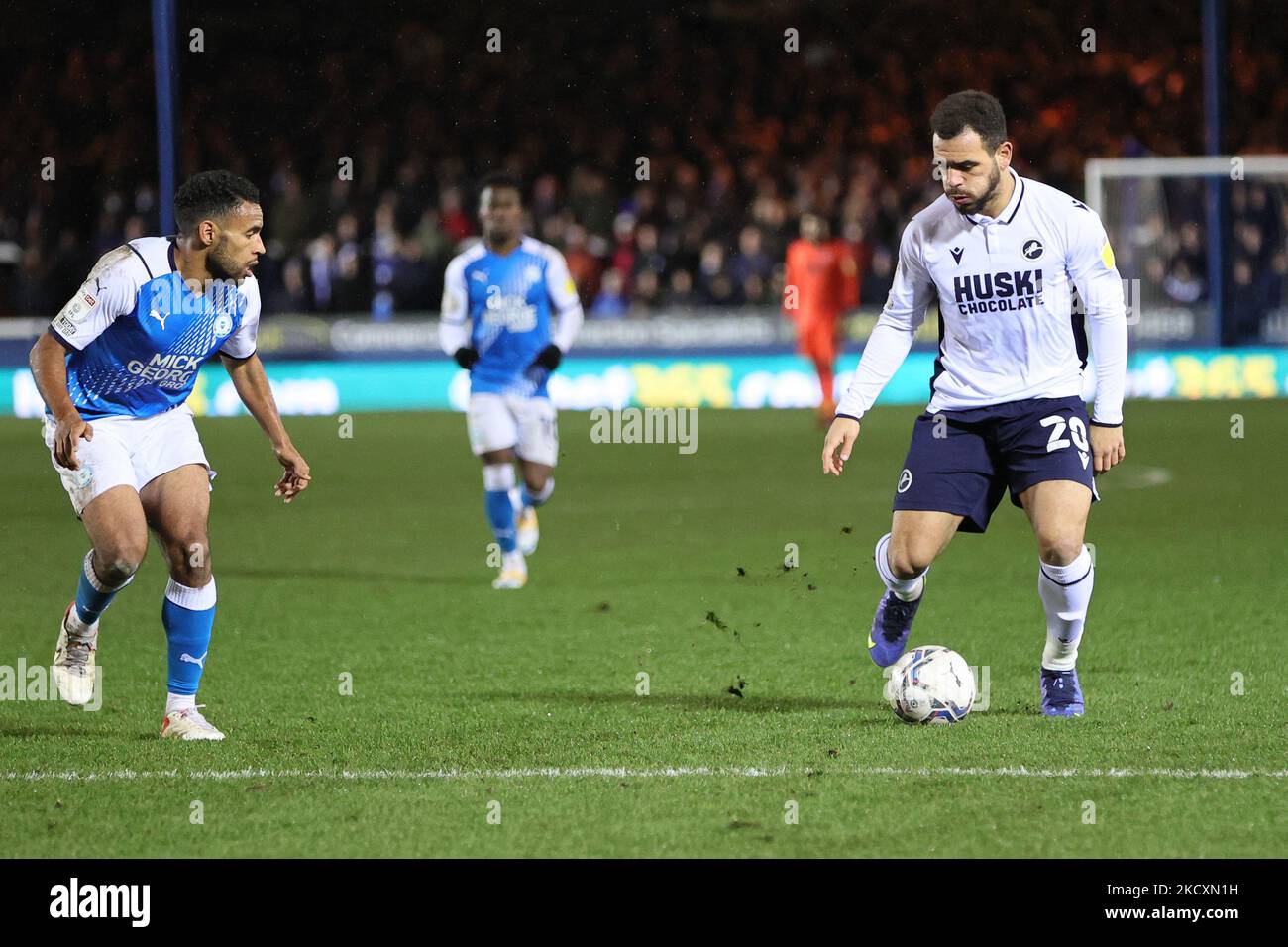 Mason Bennett, de Millwall, a l'air de passer devant Nathan Thompson, de Peterborough United, lors du match de championnat Sky Bet entre Peterborough United et Millwall, à London Road, Peterborough, le samedi 11th décembre 2021. (Photo de James HolyOak/MI News/NurPhoto) Banque D'Images