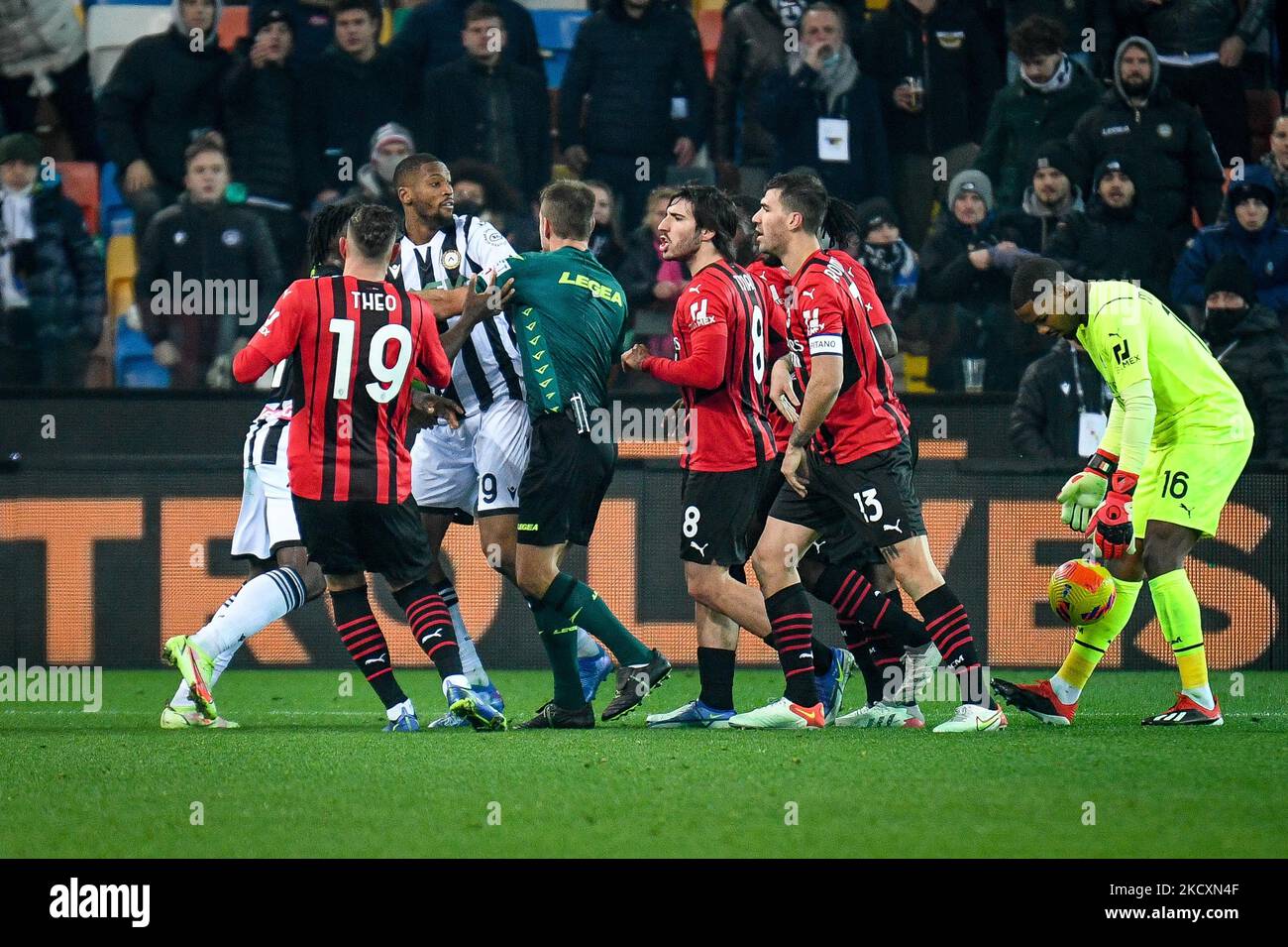 Rage sur le terrain entre les joueurs de Milan et les joueurs d'Udinese pendant le football italien série A match Udinese Calcio vs AC Milan on 11 décembre 2021 au stade Frioul - Dacia Arena à Udine, Italie (photo par Ettore Griffoni/LiveMedia/NurPhoto) Banque D'Images