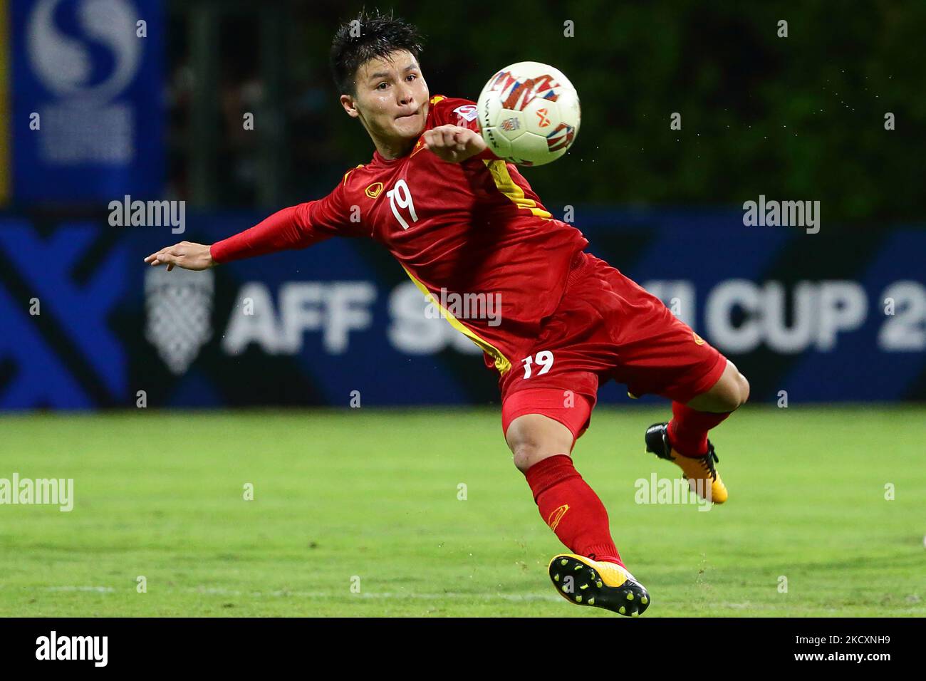 Nguyen Quang Hai du Vietnam en action pendant le match du groupe B de la coupe Suzuki AFF 2020 entre le Vietnam et la Malaisie au stade Bishan sur 12 décembre 2021 à Singapour. (Photo de Suhaimi Abdullah/NurPhoto) Banque D'Images