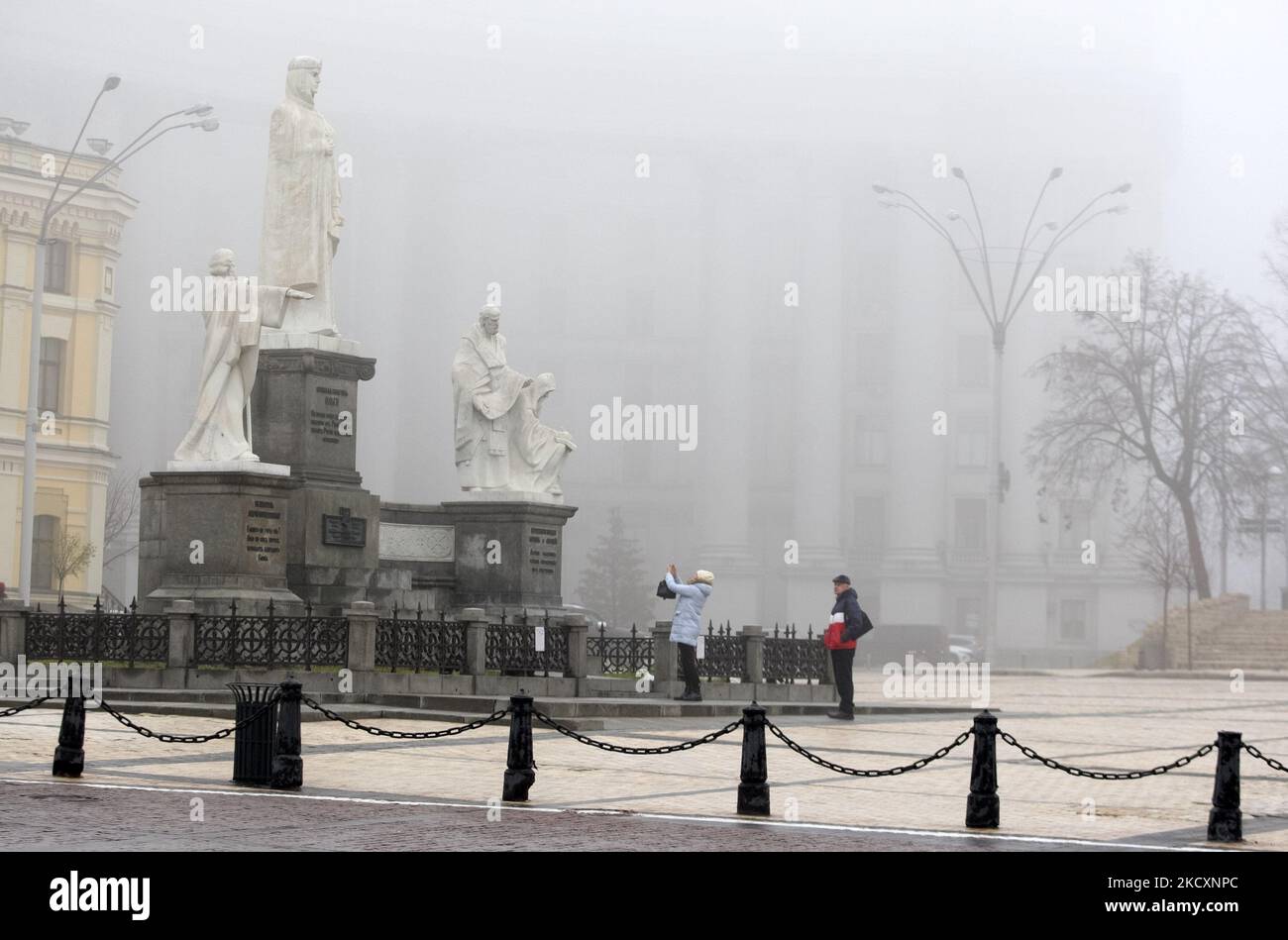 Une femme prend une photo d'un monument à la princesse Olga, l'apôtre Andrew, Cyril et Methodius lors d'un dimanche fague dans le centre-ville de Kiev, Ukraine, le 12 décembre 2021. (Photo par STR/NurPhoto) Banque D'Images