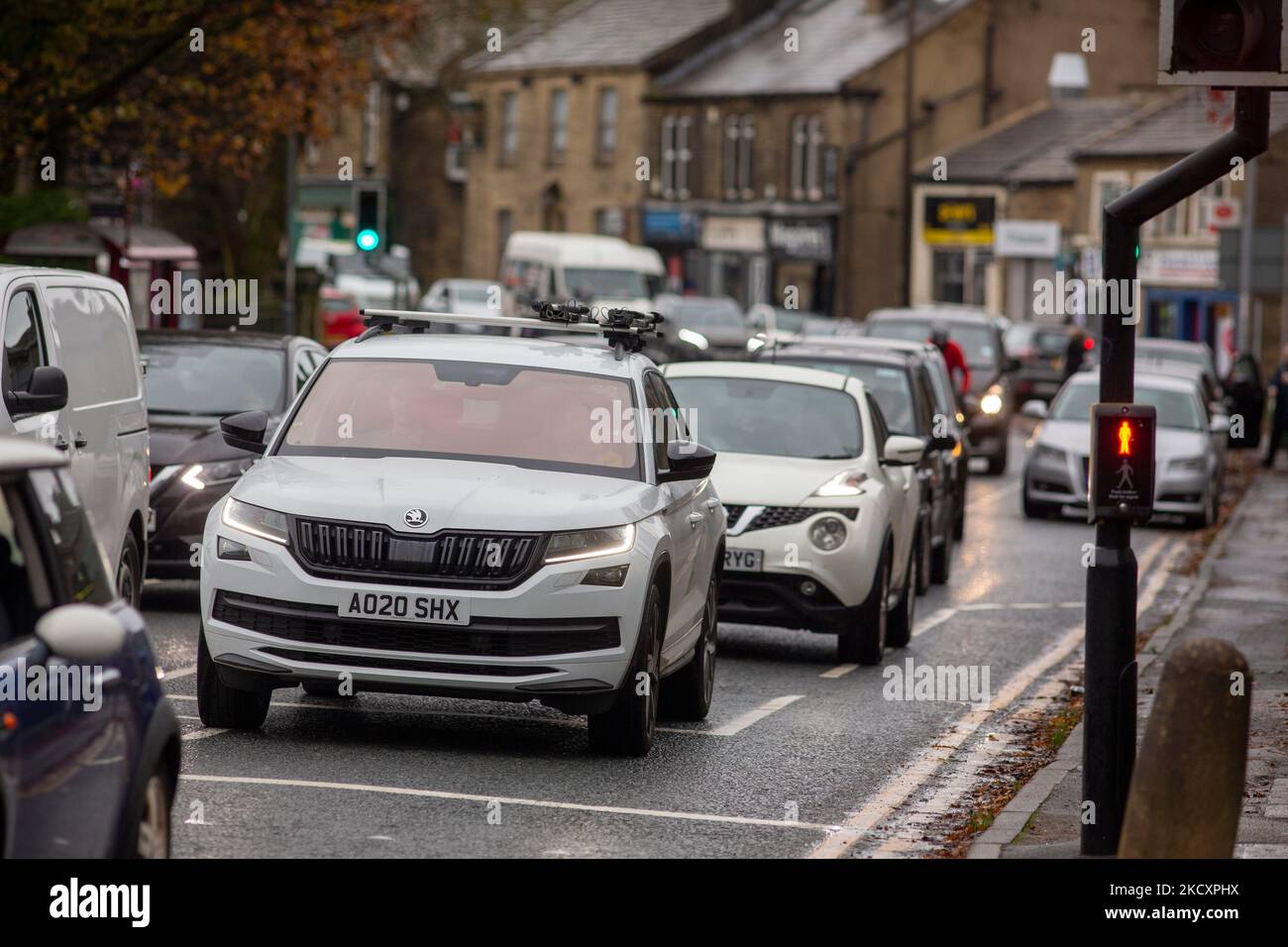 Trafic approchant la quatrième zone d'air pur en Angleterre lancée dans le centre-ville de Bradford, exploitée par le conseil de district métropolitain de Bradford (conseil de Bradford). Le programme de Bradford rejoint d'autres zones Air pur (ZAC) lancées depuis le début de 2021 à Bath, Birmingham et Portsmouth, ainsi qu'une zone zéro émission (ZEZ) à Oxford. Les ZAC et ZEZs sont conçues pour améliorer la qualité de l'air dans une zone géographique définie d'un centre-ville, où les autorités locales facturent certains véhicules dont la catégorie d'émissions n'est pas conforme à une norme spécifiée (généralement Euro 6 Diesel ou Euro 4 Pétrol). Banque D'Images