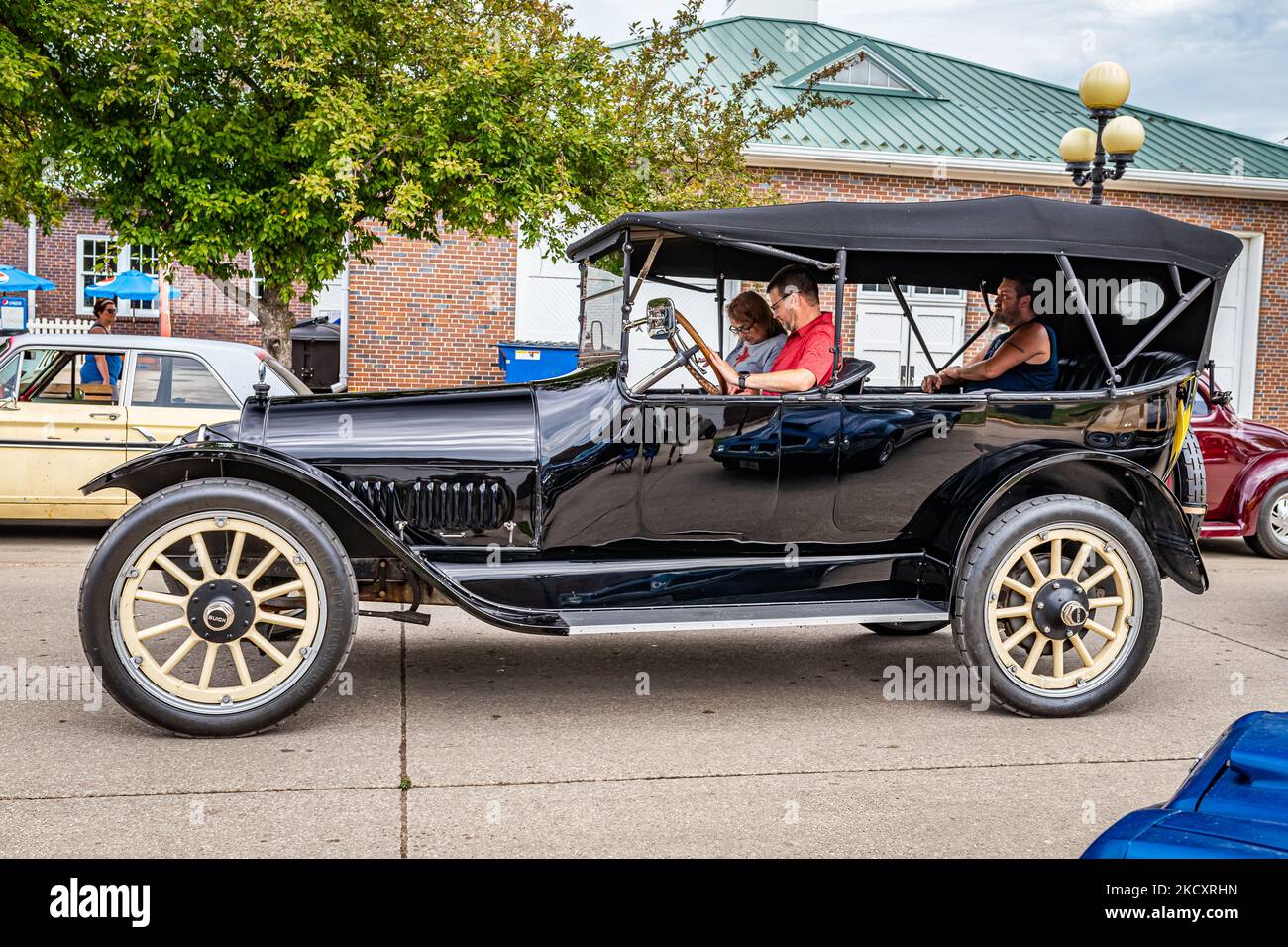 Des Moines, IA - 01 juillet 2022 : vue latérale à haute perspective d'une voiture de tourisme C55 7 de Buick 1915 lors d'un salon automobile local. Banque D'Images