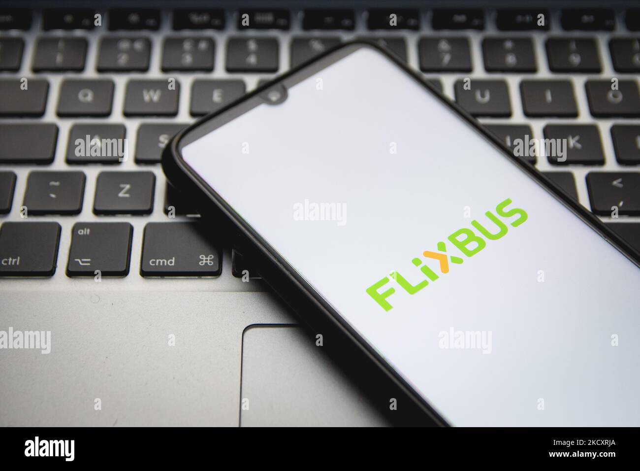 Dans cette photo, un logo FlixBus apparaît sur l'écran d'un smartphone avec un mot-clé d'ordinateur en arrière-plan à Athènes, Grèce sur 12 décembre 2021. (Photo de Nikolas Kokovovlis/NurPhoto) Banque D'Images