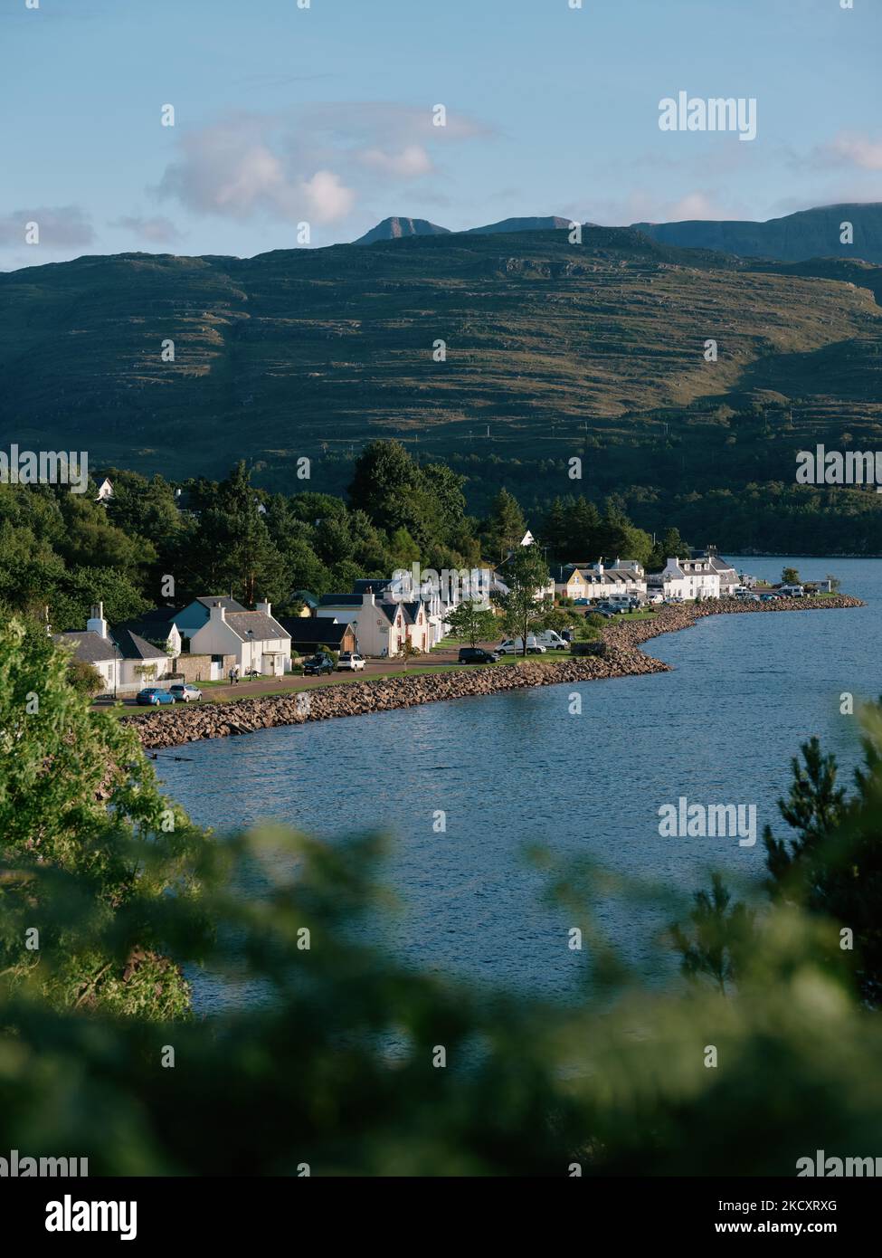 Le loch d'été et le paysage de montagne du Loch Shielddaig et le village de Wester Ross, Highland, Ecosse Royaume-Uni Banque D'Images