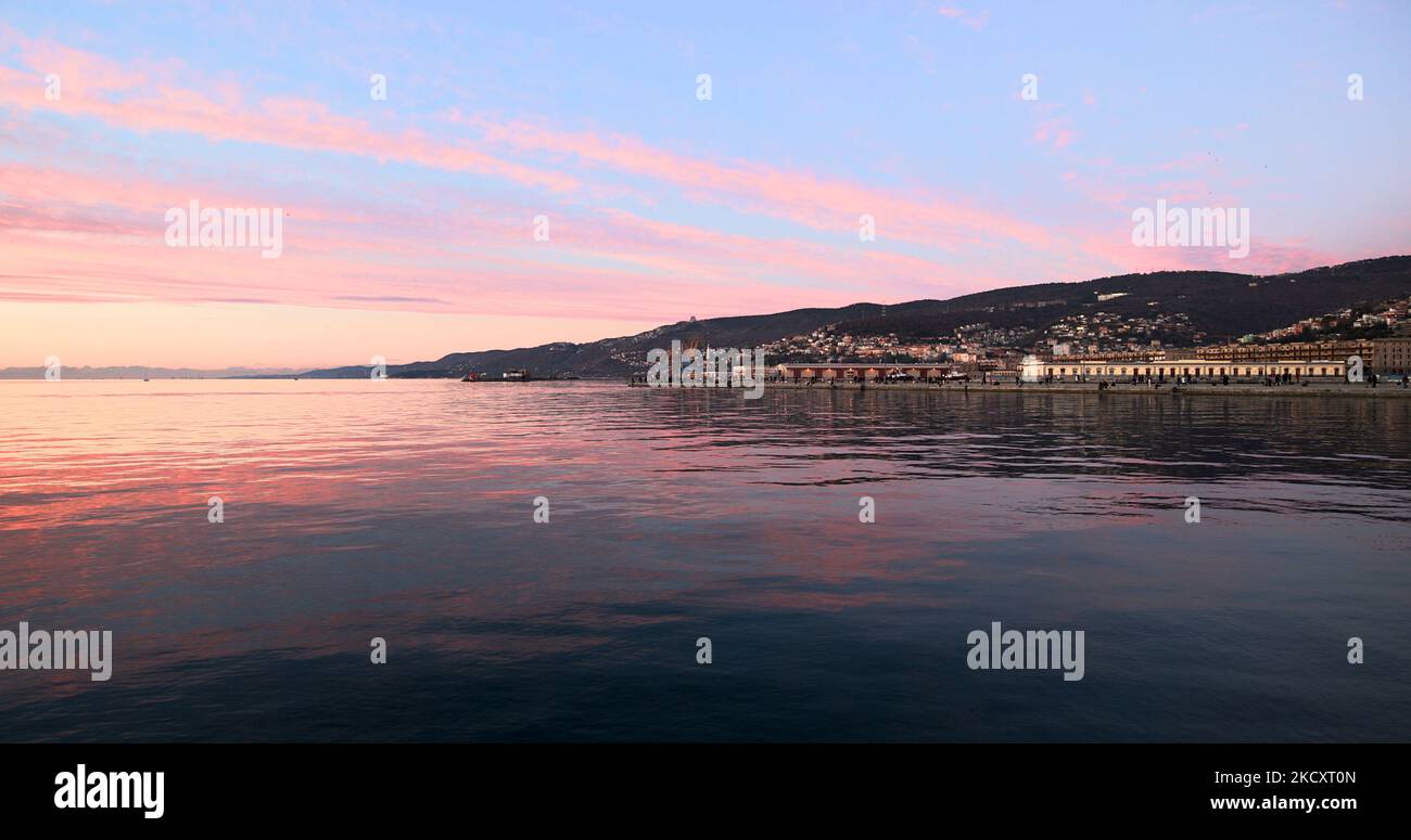Une vue générale de Trieste, Italie pendant le coucher du soleil, sur 12 décembre 2021. (Photo de Manuel Romano/NurPhoto) Banque D'Images