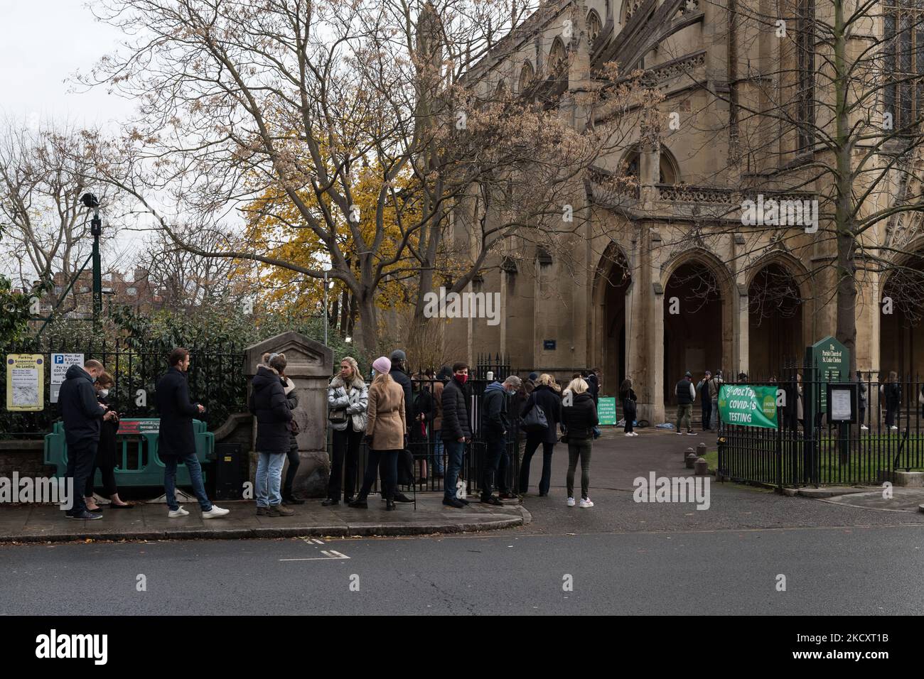 LONDRES, ROYAUME-UNI - 13 DÉCEMBRE 2021 : Les gens attendent de recevoir leurs injections dans un bus de vaccination Covid-19 devant l'église St Luke's & Christ à Chelsea, alors que le déploiement des vaccins de rappel est étendu à tous les adultes en Angleterre cette semaine pour aider à lutter contre l'augmentation des cas de coronavirus d'Omicron sur 13 décembre 2021 à Londres, en Angleterre. Hier, le Premier ministre britannique Boris Johnson a annoncé le projet du gouvernement de fournir des tirs de rappel à tous les adultes d'ici le nouvel an, ce qui représente en moyenne 1 millions de doses par jour, puisque le Royaume-Uni Covid Alert a été augmenté au niveau 4 en raison de l'augmentation rapide i Banque D'Images