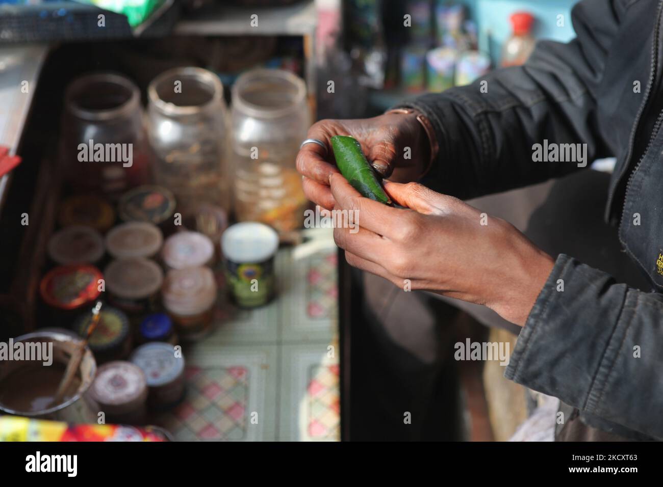 Un vendeur de paan prépare un paan sucré pour un client dans son magasin le long d'une rue animée à Katmandou City, Népal. Le paan est mâché pour adoucir le souffle et pour avoir un peu de plaisir narcotique. Normalement, le paan est mâché avec de la pâte de chaux et de l'écrou d'areca ou de l'écrou de bétel. (Photo de Creative Touch Imaging Ltd./NurPhoto) Banque D'Images