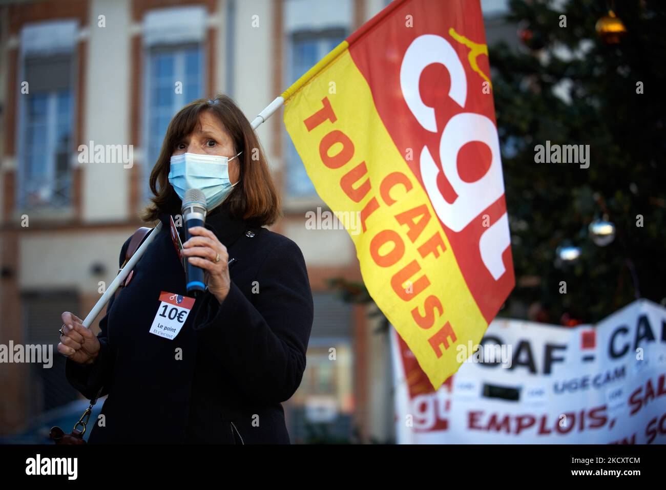 Un syndicaliste de la CGT CAF (CGT Family Atences Office) prend la parole au cours du rassemblement. Tous les syndicats de la sécurité sociale, de la Carsat et de la CAF (Caisse d'allocations familiales) ont appelé à une grève et à un rassemblement devant la préfecture de Toulouse. Ils exigent une hausse de leurs salaires, ils ont expliqué qu'elle n'a pas augmenté depuis 2017 et que l'inflation a atteint un sommet ce mois-ci à 2,6%. Les fonctionnaires ont perdu près de 20% du pouvoir d'achat en 20 ans et démenrent le nombre d'indices pour être porté à 10€ le point. Toulouse. France. 13 décembre 2021. (Photo d'Alain Banque D'Images