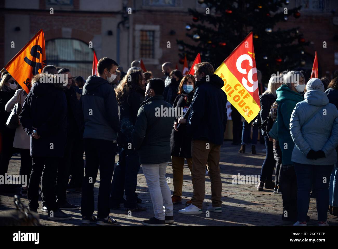 Tous les syndicats de la sécurité sociale, de la Carsat et de la CAF (Caisse d'allocations familiales) ont appelé à une grève et à un rassemblement devant la préfecture de Toulouse. Ils exigent une hausse de leurs salaires, ils ont expliqué qu'elle n'a pas augmenté depuis 2017 et que l'inflation a atteint un sommet ce mois-ci à 2,6%. Les fonctionnaires ont perdu près de 20% du pouvoir d'achat en 20 ans et démenrent le nombre d'indices pour être porté à 10€ le point. Toulouse. France. 13 décembre 2021. (Photo d'Alain Pitton/NurPhoto) Banque D'Images