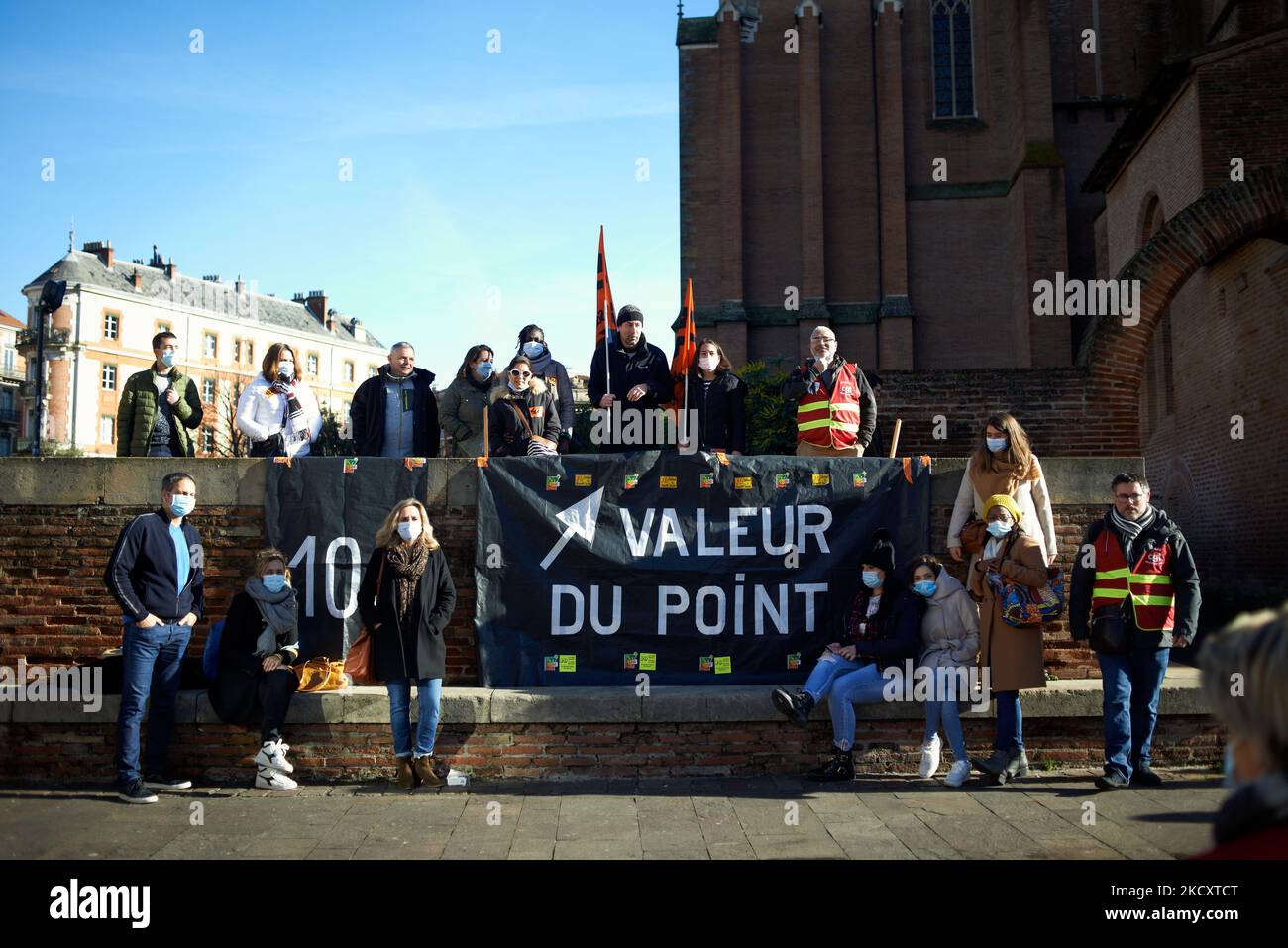 Certains manifestants posent pour une photo autour d'une bannière lisant « 10€ point's Value ». Tous les syndicats de la sécurité sociale, de la Carsat et de la CAF (Caisse d'allocations familiales) ont appelé à une grève et à un rassemblement devant la préfecture de Toulouse. Ils exigent une hausse de leurs salaires, ils ont expliqué qu'elle n'a pas augmenté depuis 2017 et que l'inflation a atteint un sommet ce mois-ci à 2,6%. Les fonctionnaires ont perdu près de 20% du pouvoir d'achat en 20 ans et démenrent le nombre d'indices pour être porté à 10€ le point. Toulouse. France. 13 décembre 2021. (Photo d'Alain Pitton/nu Banque D'Images