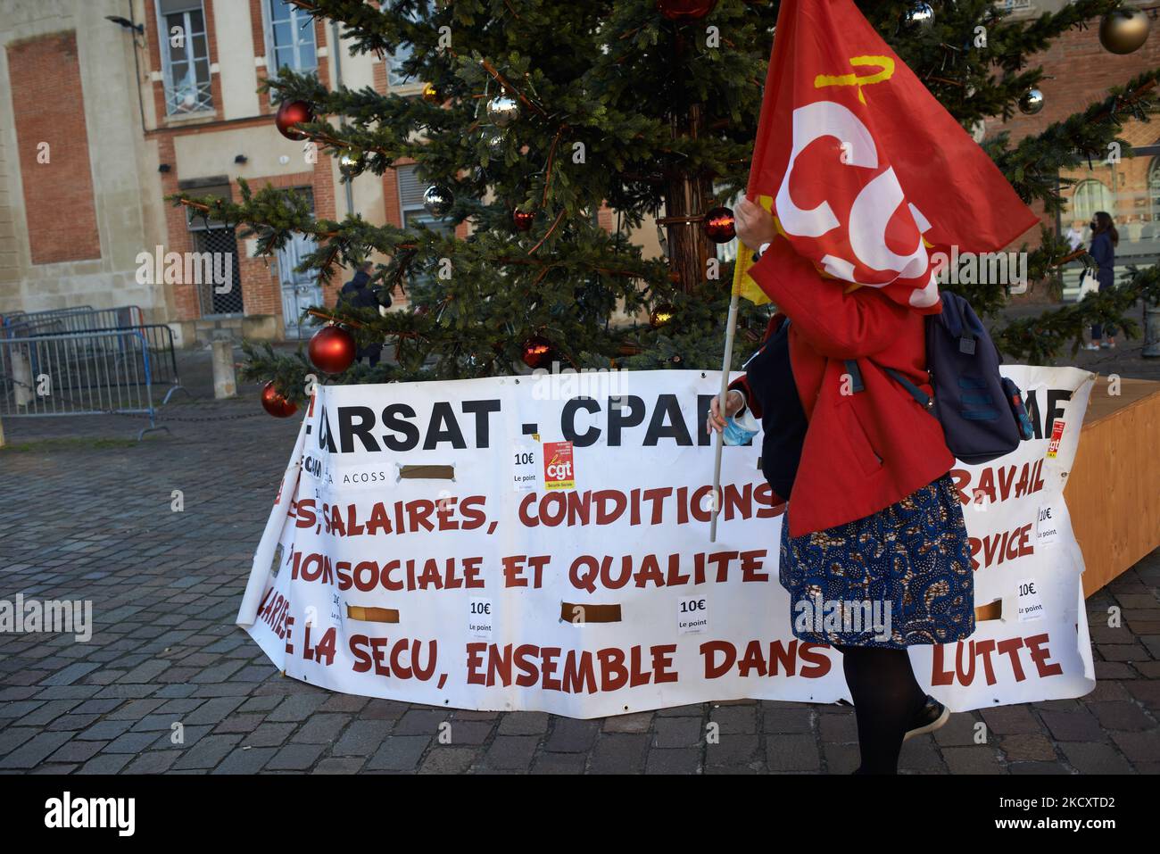 Tous les syndicats de la sécurité sociale, de la Carsat et de la CAF (Caisse d'allocations familiales) ont appelé à une grève et à un rassemblement devant la préfecture de Toulouse. Ils exigent une hausse de leurs salaires, ils ont expliqué qu'elle n'a pas augmenté depuis 2017 et que l'inflation a atteint un sommet ce mois-ci à 2,6%. Les fonctionnaires ont perdu près de 20% du pouvoir d'achat en 20 ans et démenrent le nombre d'indices pour être porté à 10€ le point. Toulouse. France. 13 décembre 2021. (Photo d'Alain Pitton/NurPhoto) Banque D'Images