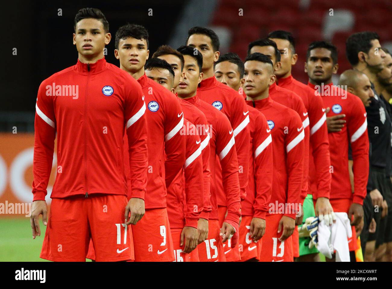 Les joueurs de Singapour chantent l'hymne national lors du match de la coupe AFF Suzuki 2020 Group A entre Singapour et le Timor Leste au stade national de 14 décembre 2021 à Singapour. (Photo de Suhaimi Abdullah/NurPhoto) Banque D'Images Les joueurs de Singapour chantent l'hymne national lors du match de la coupe AFF Suzuki 2020 Group A entre Singapour et le Timor Leste au stade national de 14 décembre 2021 à Singapour. (Photo de Suhaimi Abdullah/NurPhoto) Banque D'Images