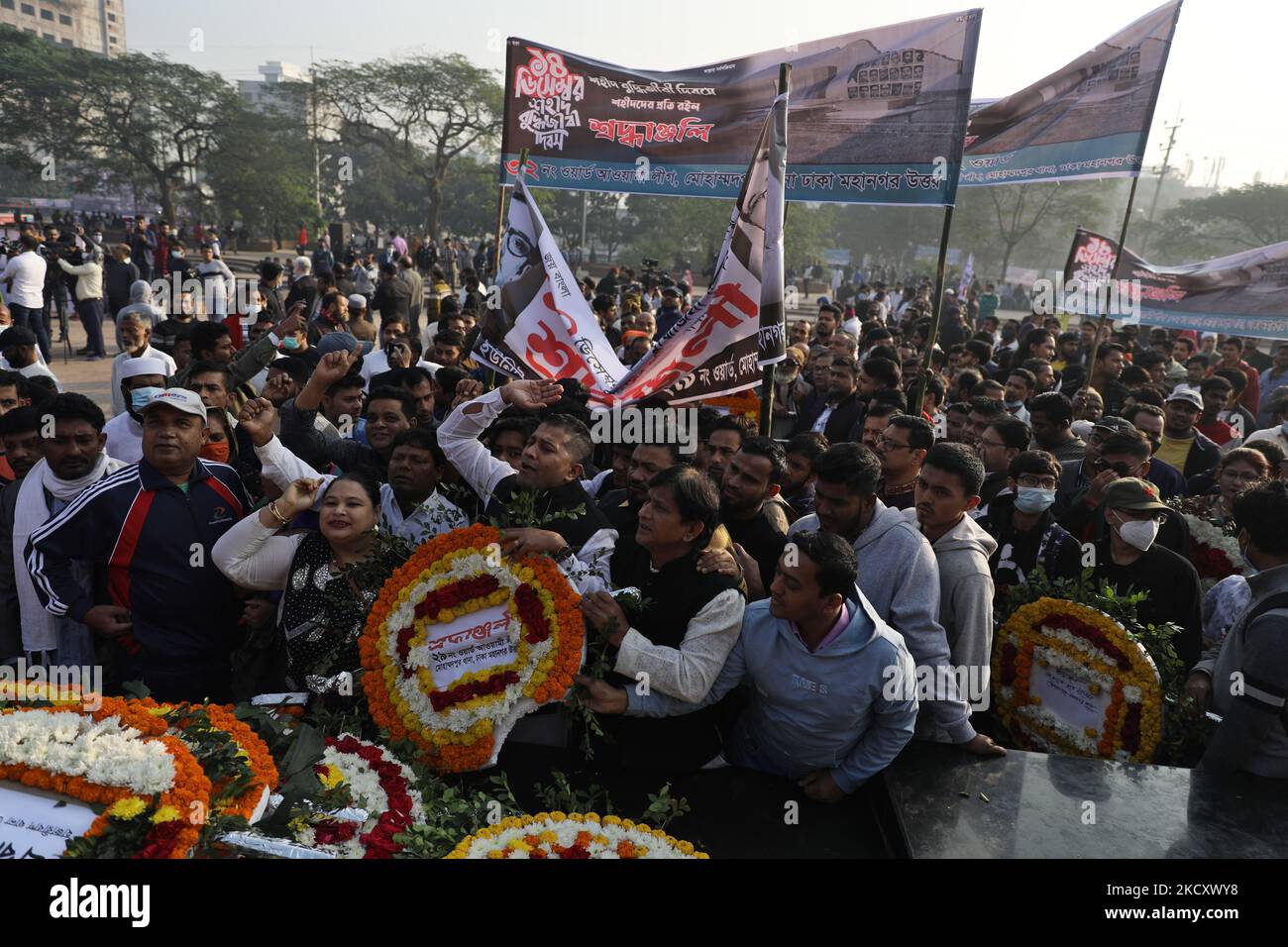 Les gens rendent hommage aux intellectuels martyrs au Rayerbazar Matteyed Intlectual Memorial, le jour de la martyre intellectuelle de 50th à Dhaka, au Bangladesh, sur 14 décembre 2021. (Photo de Syed Mahamudur Rahman/NurPhoto) Banque D'Images