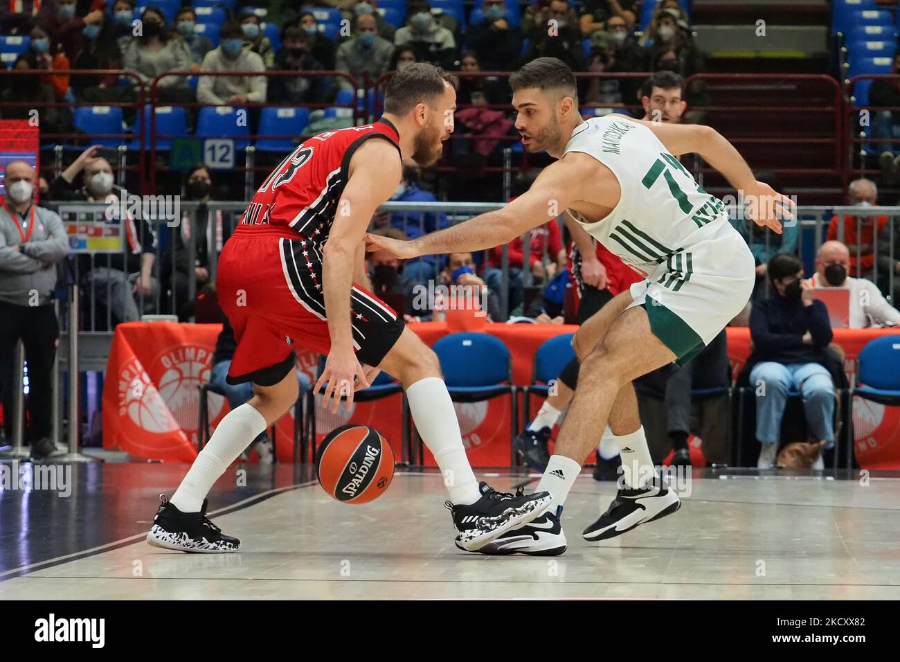 Sergio Rodriguez (AX Armani Exchange Olimpia Milano) et Eleftherios Bochoridis de Panathinaikos Superfood Athènes pendant le championnat de basketball Euroligue A|X Armani Exchange Milano vs Panathinaikos Superfood Athènes sur 14 décembre 2021 au Forum Mediolanum de Milan, Italie (photo de Savino Paolella/LiveMedia/NurPhoto) Banque D'Images