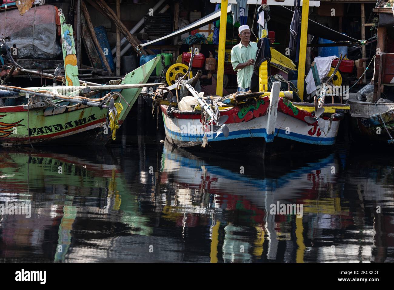 La vie quotidienne à la rivière Ldak Cilincincing, dans le nord de Jakarta, en Indonésie. Les activités des résidents de Jakarta, en particulier sur la côte, avec le déclin des infections à coronavirus, commencent à augmenter avec les activités de pêche, le chargement et le déchargement des marchandises, et d'autres. (Photo par Donal Husni/NurPhoto) Banque D'Images