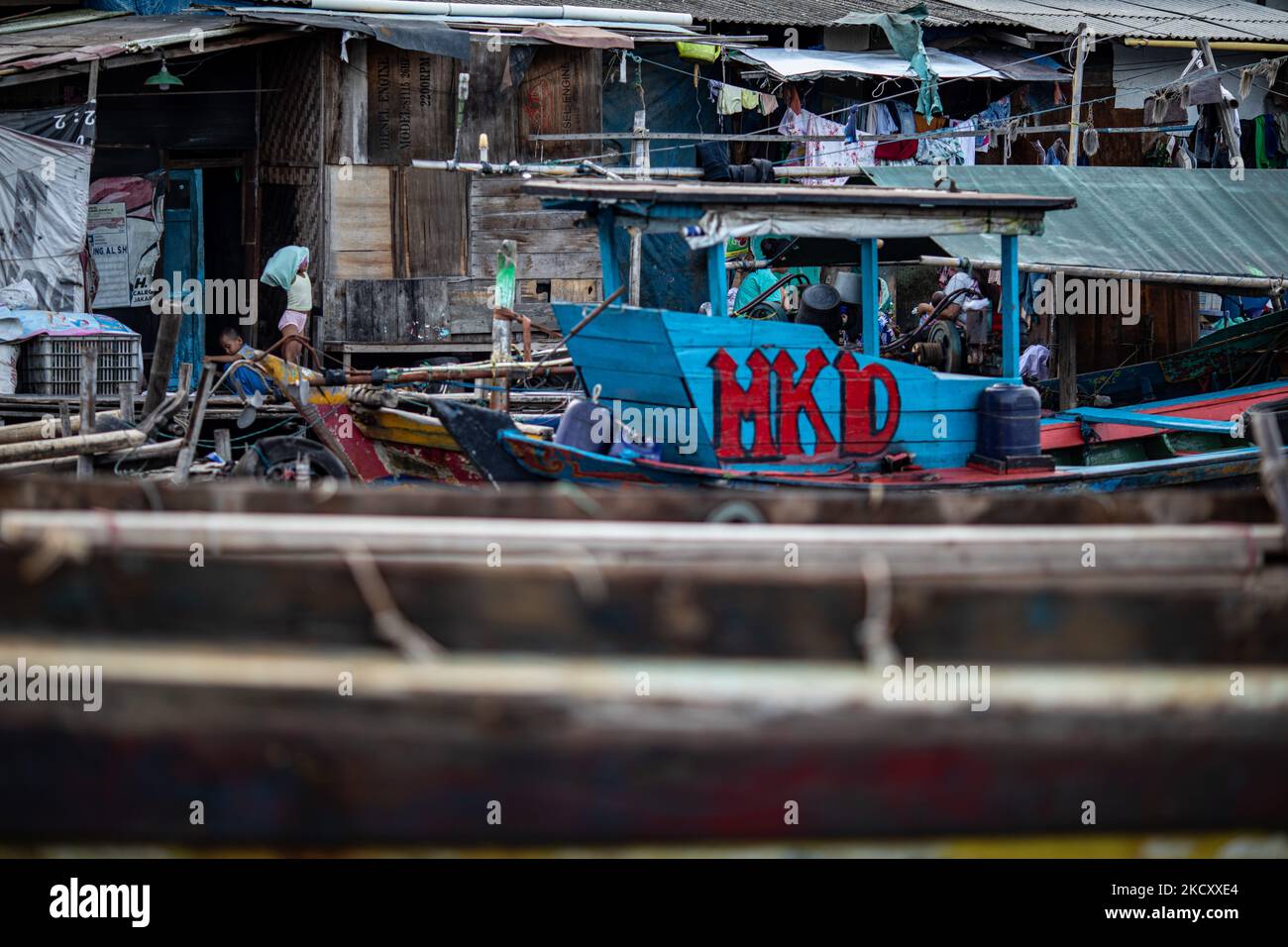 La vie quotidienne à la rivière Ldak Cilincincing, dans le nord de Jakarta, en Indonésie. Les activités des résidents de Jakarta, en particulier sur la côte, avec le déclin des infections à coronavirus, commencent à augmenter avec les activités de pêche, le chargement et le déchargement des marchandises, et d'autres. (Photo par Donal Husni/NurPhoto) Banque D'Images