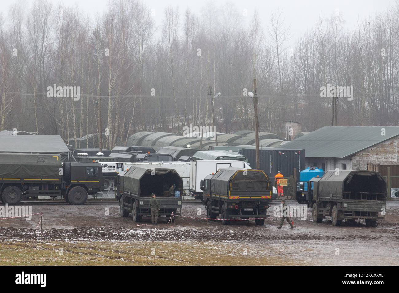 L'armée polonaise a construit un camp temporaire pour les soldats qui gardent le polonais - biélorusse près de Kuznica, podlaskie vovodship, Pologne sur 15 décembre 2021. Le gouvernement polonais n'a pas annoncé de zone d'entrée par la frontière polonaise-Bielarus gardée par des dizaines de milliers de soldats et de la police en raison d'un nombre infert d'immigrants, principalement du Moyen-Orient. La frontière entre la Biélorussie et la Pologne est également la frontière de l'Union européenne. La Pologne accuse le régime Loukachenko d’orchestrer le transit de milliers de migrants du Moyen-Orient pour faire pression sur l’UE. En raison de la crise, l'UE a proposé de nouvelles lois frontalières qui sont locales Banque D'Images