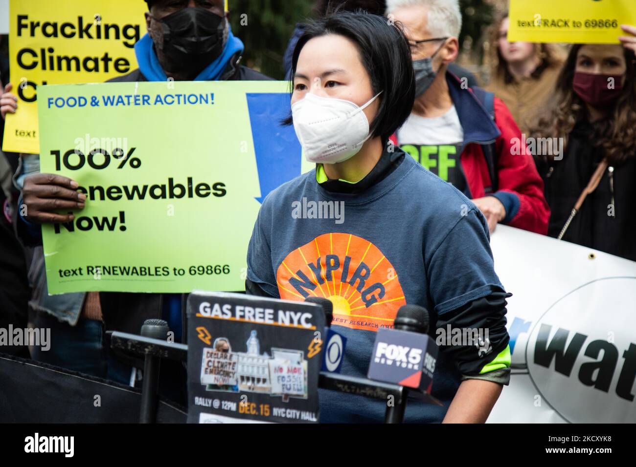 Les militants se sont rassemblés devant l'hôtel de ville alors que le Conseil municipal de New York a voté pour adopter une loi interdisant les raccordements de gaz naturel dans la plupart des nouveaux bâtiments de 15 décembre 2021. (Photo de Karla Ann Cote/NurPhoto) Banque D'Images