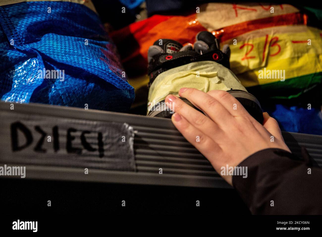 Les volontaires, Agata et Karolina de la Fondation Ocalenie (Salut) trient les marchandises destinées aux migrants arrivant de Bielarus - Sokolka, podlaskie vovodship, Pologne sur 16 décembre 2021. Le gouvernement polonais limite le nombre de postes frontière avec Bielarus. Ocalenie est l’une des rares ONG à aider les migrants qui se délissent pour traverser la frontière dans des conditions extrêmes. Le gouvernement polonais n'a pas annoncé de zone d'entrée par la frontière polonaise-Bielarus gardée par des dizaines de milliers de soldats et de la police en raison d'un nombre infert d'immigrants, principalement du Moyen-Orient. La frontière entre la Biélorussie et la Pologne est également la frontière de l'Europe Banque D'Images