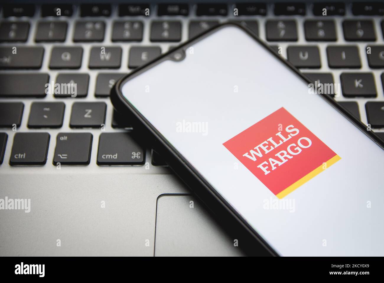 Dans cette illustration de photo, un logo Wells Fargo vu affiché sur un écran de smartphone avec un mot-clé d'ordinateur en arrière-plan à Athènes, Grèce sur 16 décembre 2021. (Photo de Nikolas Kokovovlis/NurPhoto) Banque D'Images