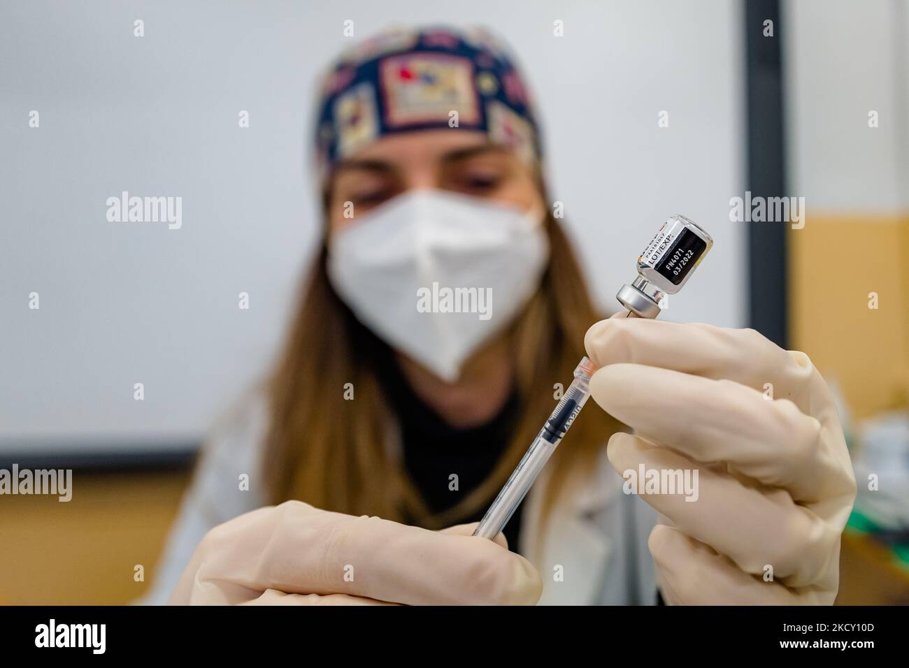 Détail de la dose du vaccin anticovid de Pfizer préparée par une infirmière avant de l'inoculer à une jeune fille de 5-11 ans à l'Institut Giaquinto de Molfetta sur 16 décembre 2021. Les vaccinations anti-Covid pour les enfants âgés de 5-11 à 24 ans ont commencé aujourd'hui à Molfetta, ainsi que dans le reste des Pouilles. Elle a commencé dans l'après-midi dans l'Auditorium du collège de Giaquinto, avec la présence des chefs du centre de vaccination, le maire Tommaso Minervini et le divertissement avec le Père Noël et ses assistants. Dans ces heures, les différentes écoles, après avoir informé les familles, sont en train de terminer le séquestre Banque D'Images