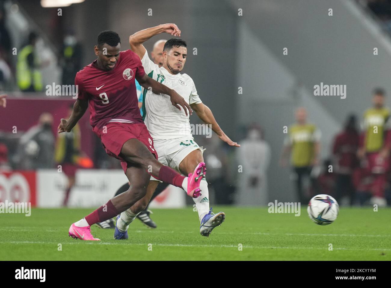 (9) L'équipe MOHAMMED MUNTARI du Qatar bataille pour possession avec (17) l'équipe DRAOUI Zakaria pendant la coupe arabe de la FIFA Qatar 2021 demi-finale match entre le Qatar et l'Algérie au stade Al Thumana sur 15 décembre 2021 à Doha, Qatar. (Photo par Ayman Aref/NurPhoto) Banque D'Images