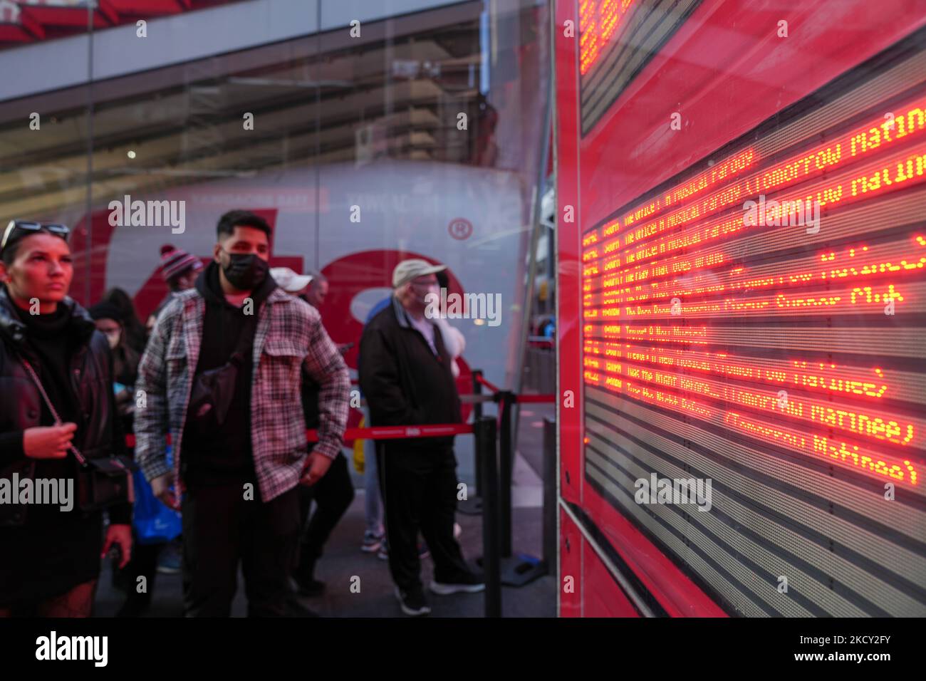 Vue sur les spectacles de Broadway dans le quartier des théâtres de New York. « Certaines des comédies musicales majeures incluent « Hamilton », « Tina - The Tina Turner musical », « Harry Potter and the Cursed Child » et « ai pas trop fier », qui ont toutes fait annuler certains spectacles en raison de cas positifs de COVID. » (Photo de John Nacion/NurPhoto) Banque D'Images