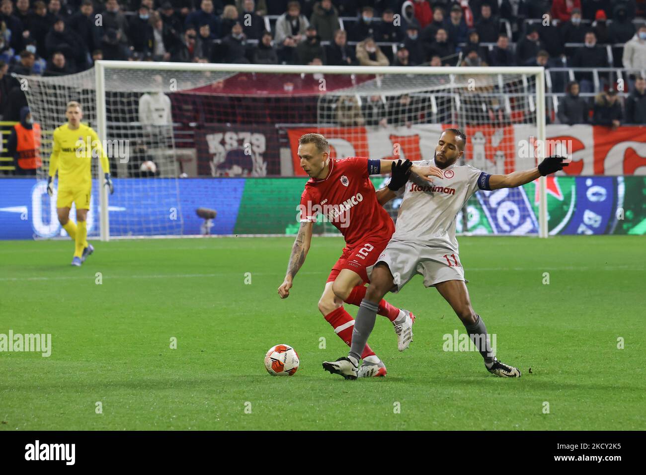 Youssef El-Arabi #11 de l'Olympiakos et Ritchie de Laet #2 d'Anvers pendant le match Europa League entre l'équipe belge de football Royal Antwerp FC et l'équipe grecque de football Olympiacos Pireaus FC, dans le groupe D de la scène du groupe UEFA Europa League. Stade Bosuilstadion à Anvers, Belgique sur 9 décembre 2021 (photo de Nicolas Economou/NurPhoto) Banque D'Images