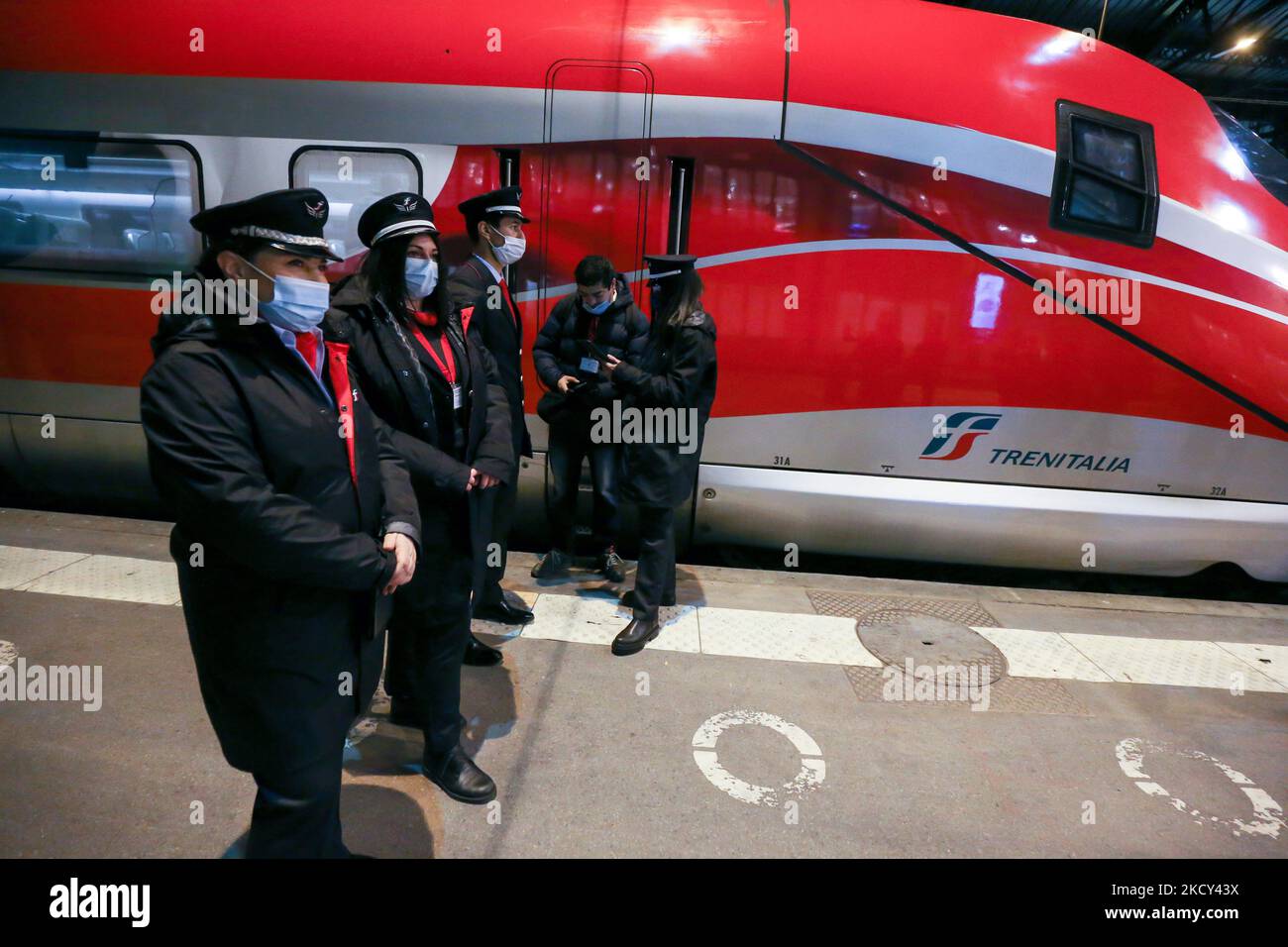 Les employés accueillent les voyageurs après la première Frecciarossa, un train à grande vitesse de l'opérateur ferroviaire national italien Trenitalia, avant de quitter la Gare de Lyon, sur la ligne Milan-Turin-Lyon-Paris à Paris sur 18 décembre 2021. (Photo de Michel Stoupak/NurPhoto) Banque D'Images