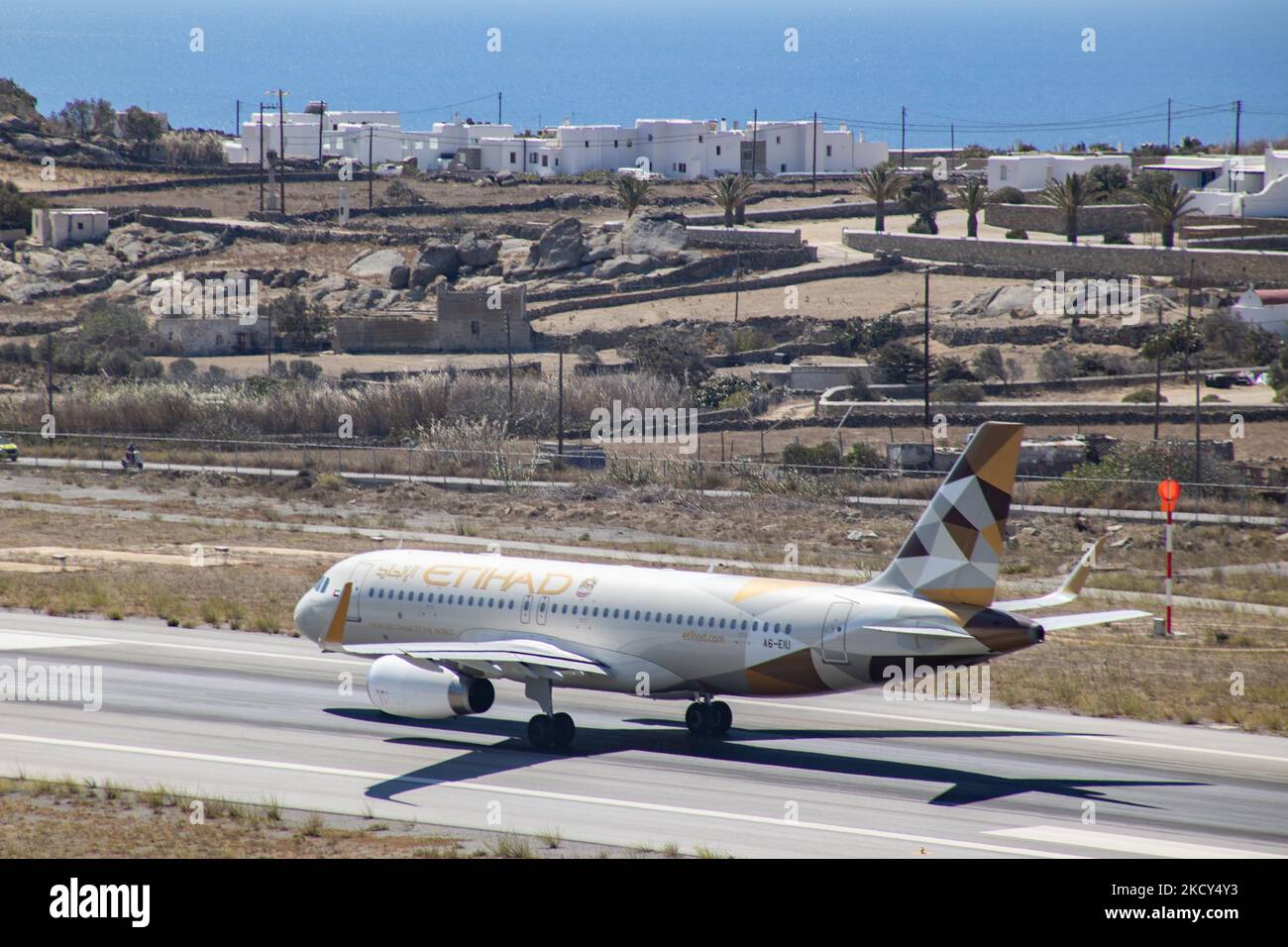 Etihad Airways Airbus A320 comme vu au sol, au départ et au départ de l'aéroport de Mykonos JMK. L'avion avec enregistrement A6-EIU emmène le passager après le décollage à l'aéroport d'Abu Dhabi. Etihad est le deuxième porte-drapeau des Émirats arabes Unis. L'île grecque de Myconos est une destination de voyage méditerranéenne très prisée pour des vacances dans les Cyclades, la mer Égée avec les bâtiments emblématiques blanchis à la chaux, les plages de sable et la célèbre fête aux bars de plage. L'industrie de l'aviation, des voyages, des loisirs, du tourisme et du trafic de passagers est en phase avec la Co Banque D'Images