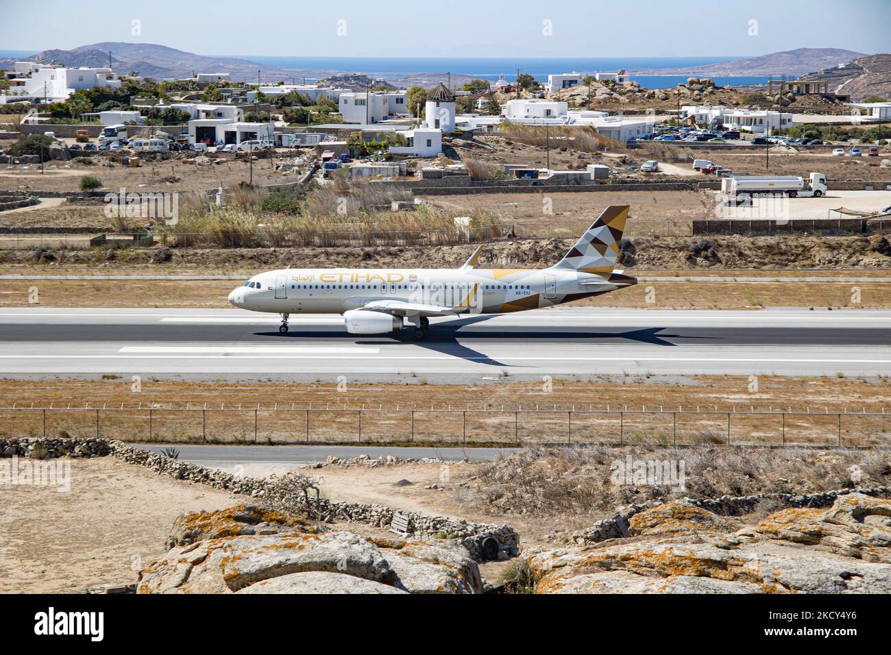 Etihad Airways Airbus A320 comme vu au sol, au départ et au départ de l'aéroport de Mykonos JMK. L'avion avec enregistrement A6-EIU emmène le passager après le décollage à l'aéroport d'Abu Dhabi. Etihad est le deuxième porte-drapeau des Émirats arabes Unis. L'île grecque de Myconos est une destination de voyage méditerranéenne très prisée pour des vacances dans les Cyclades, la mer Égée avec les bâtiments emblématiques blanchis à la chaux, les plages de sable et la célèbre fête aux bars de plage. L'industrie de l'aviation, des voyages, des loisirs, du tourisme et du trafic de passagers est en phase avec la Co Banque D'Images