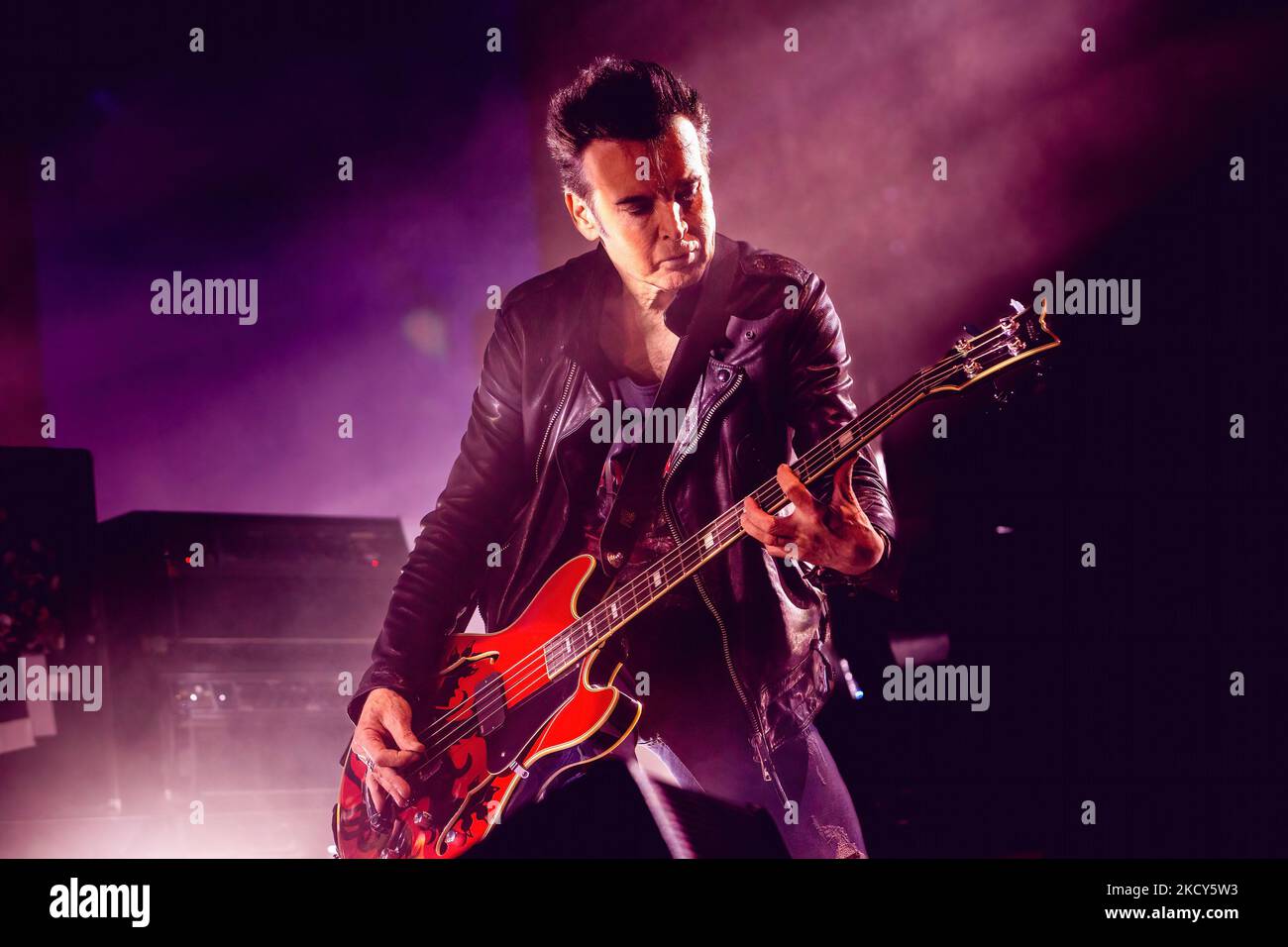 Milan, Italie. 04th novembre 2022. Simon Gallup, du groupe de rock anglais The Cure, se produit en direct sur scène au Forum de Mediolanum, à Milan. Crédit : SOPA Images Limited/Alamy Live News Banque D'Images