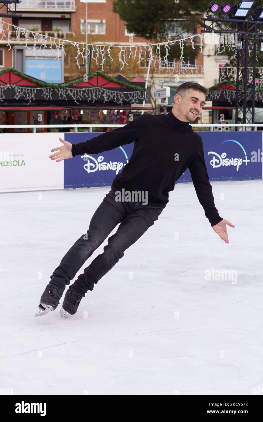 Le patineur espagnol Javier Fernandez en action lors de la présentation de la patinoire sur la Plaza de Colon à Madrid, 19 décembre 2021 Espagne (photo d'Oscar Gonzalez/NurPhoto) Banque D'Images